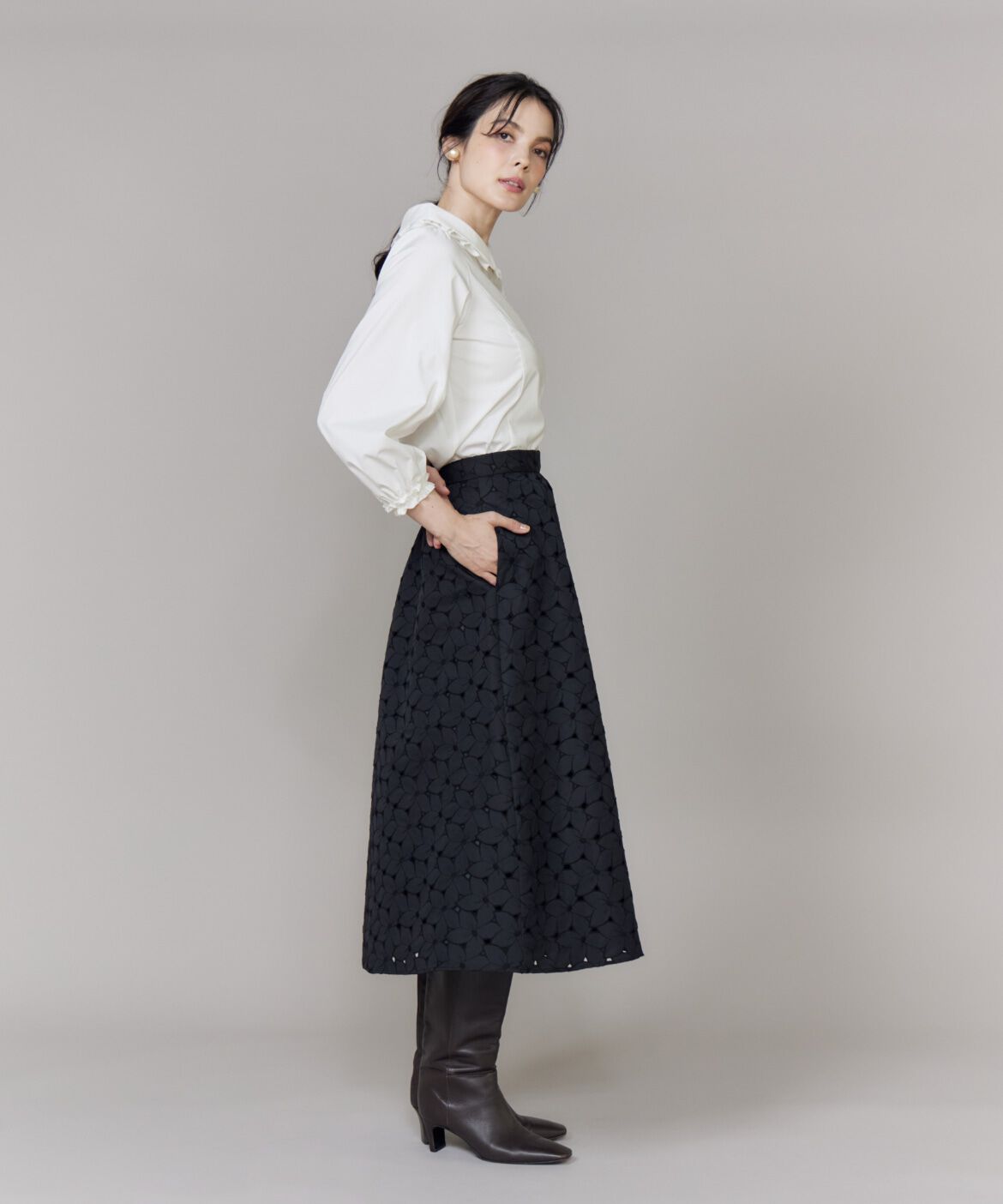 Maglie le cassetto「《プラスサイズ》シルキーストレッチ衿フリルブラウス」|シャツ・ブラウス|