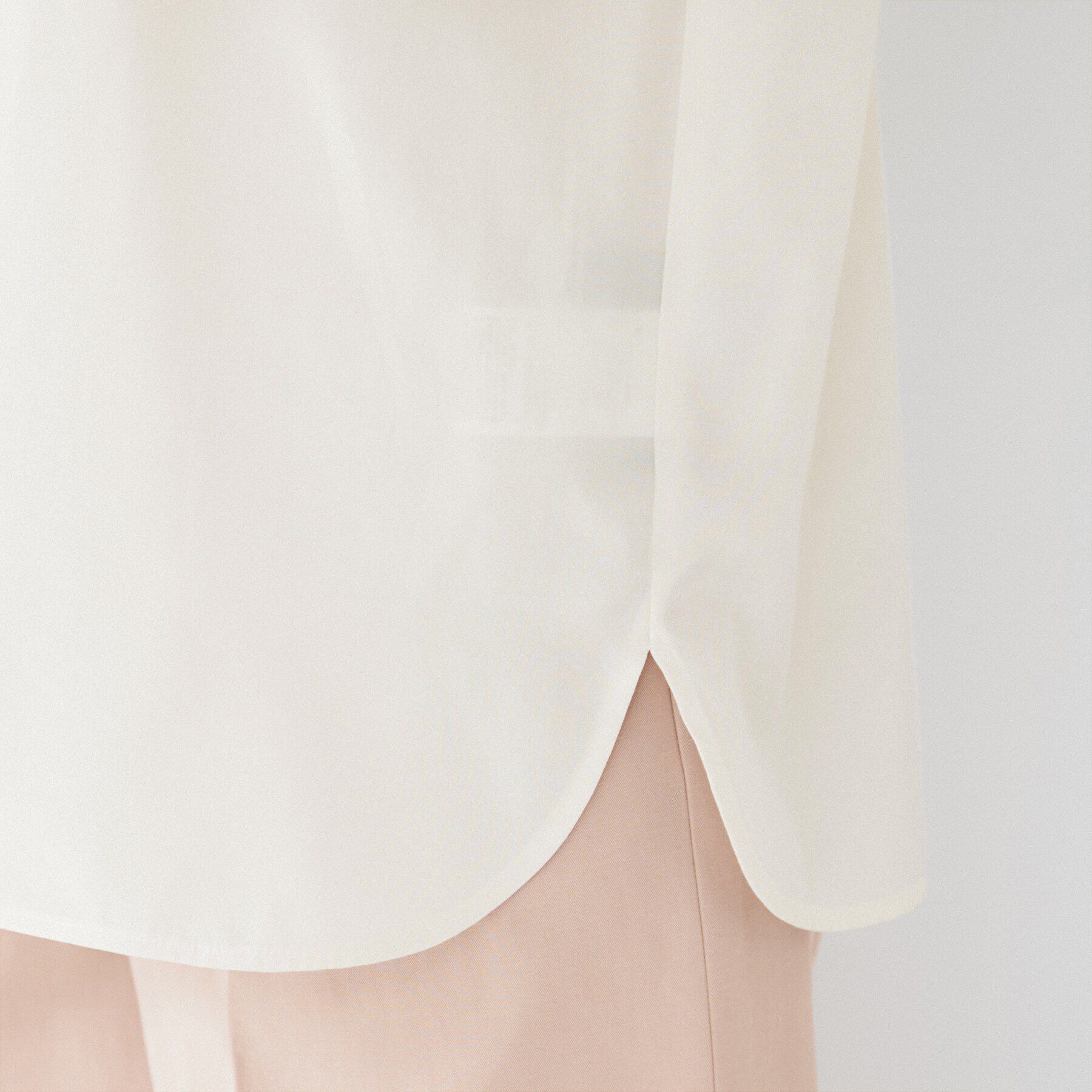 UNTITLED「【光沢感/フリル袖/前開き】バンドカラーギャザーブラウス」|シャツ・ブラウス|