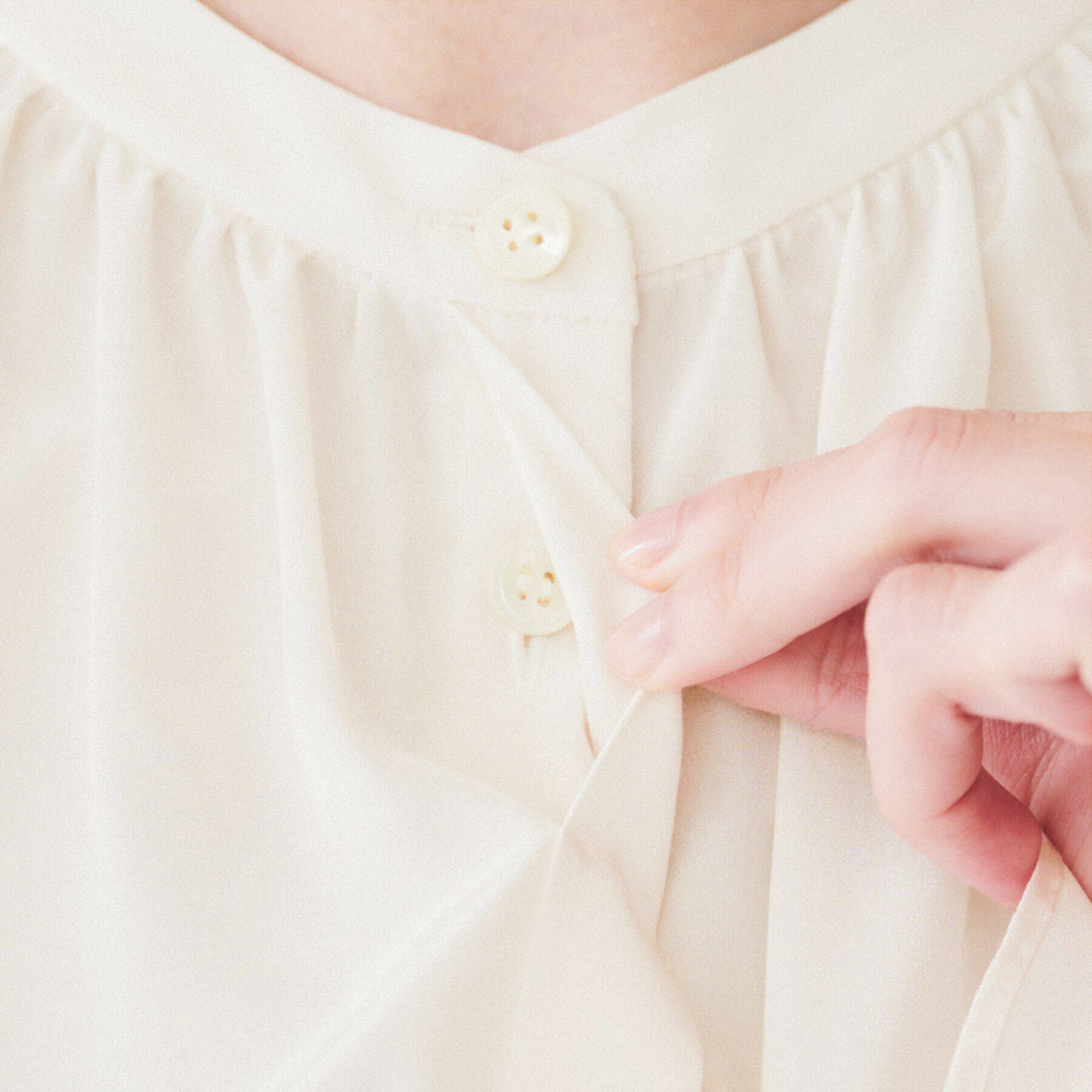 UNTITLED「【光沢感/フリル袖/前開き】バンドカラーギャザーブラウス」|シャツ・ブラウス|