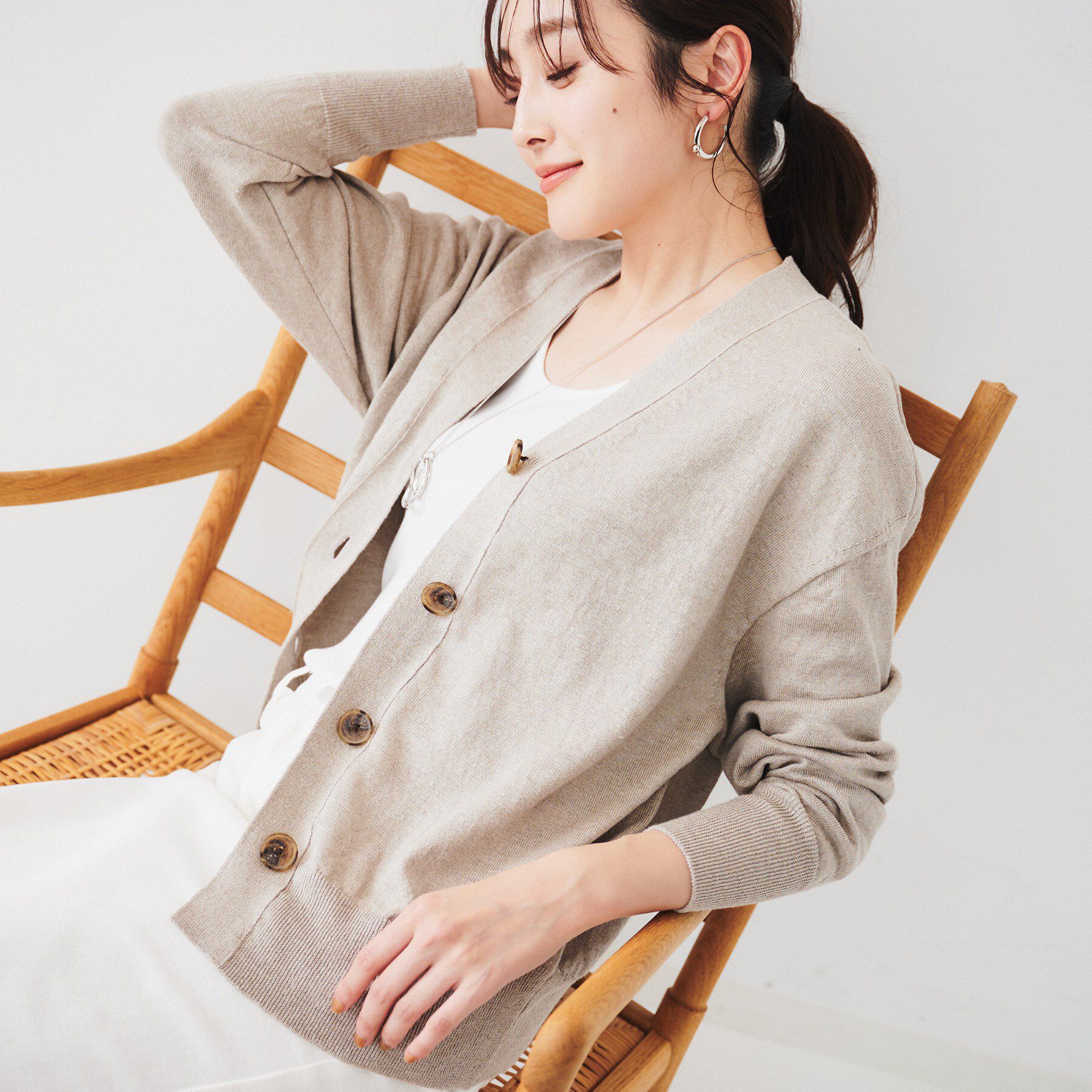 UNTITLED「【アンサンブル可能/手洗い可】リネン混ベーシックカーディガン」|カーディガン|ベージュ(052)