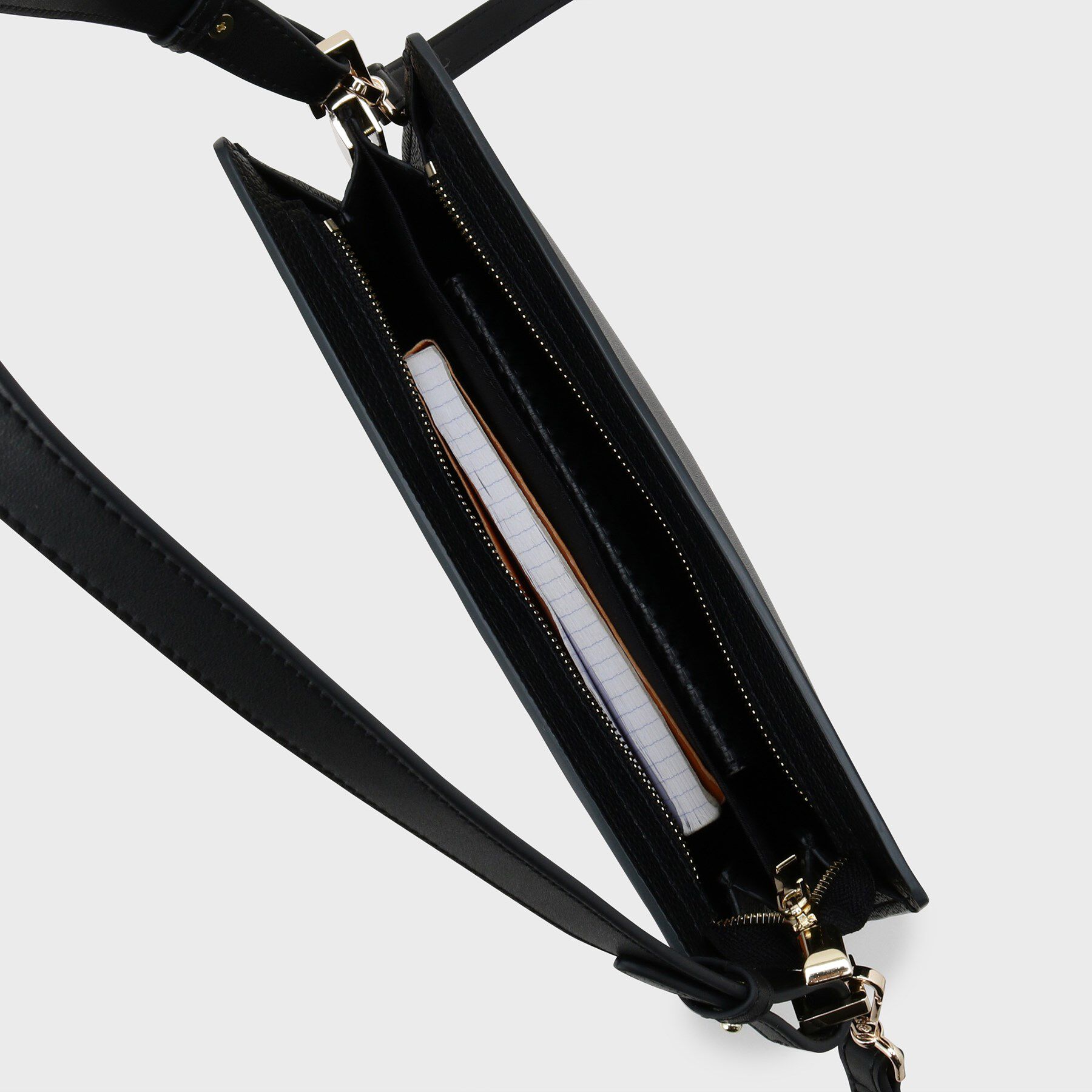 UNTITLED「スプリットレザーフラットショルダー」|ショルダー・メッセンジャー|