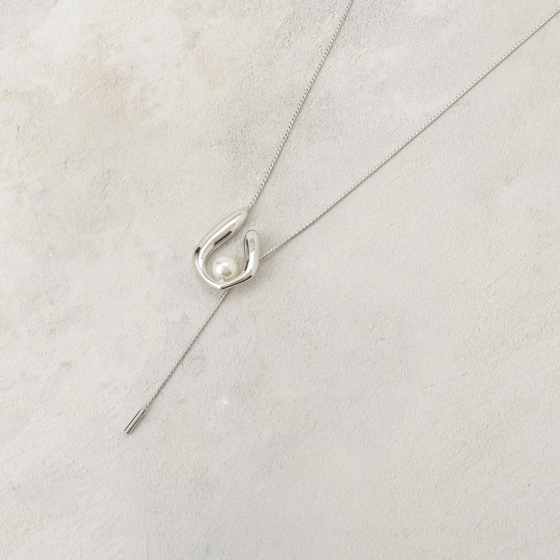 OPAQUE.CLIP「U字メタル&times;フェイクパール ロングスライドネックレス」|ネックレス|シルバー(006)