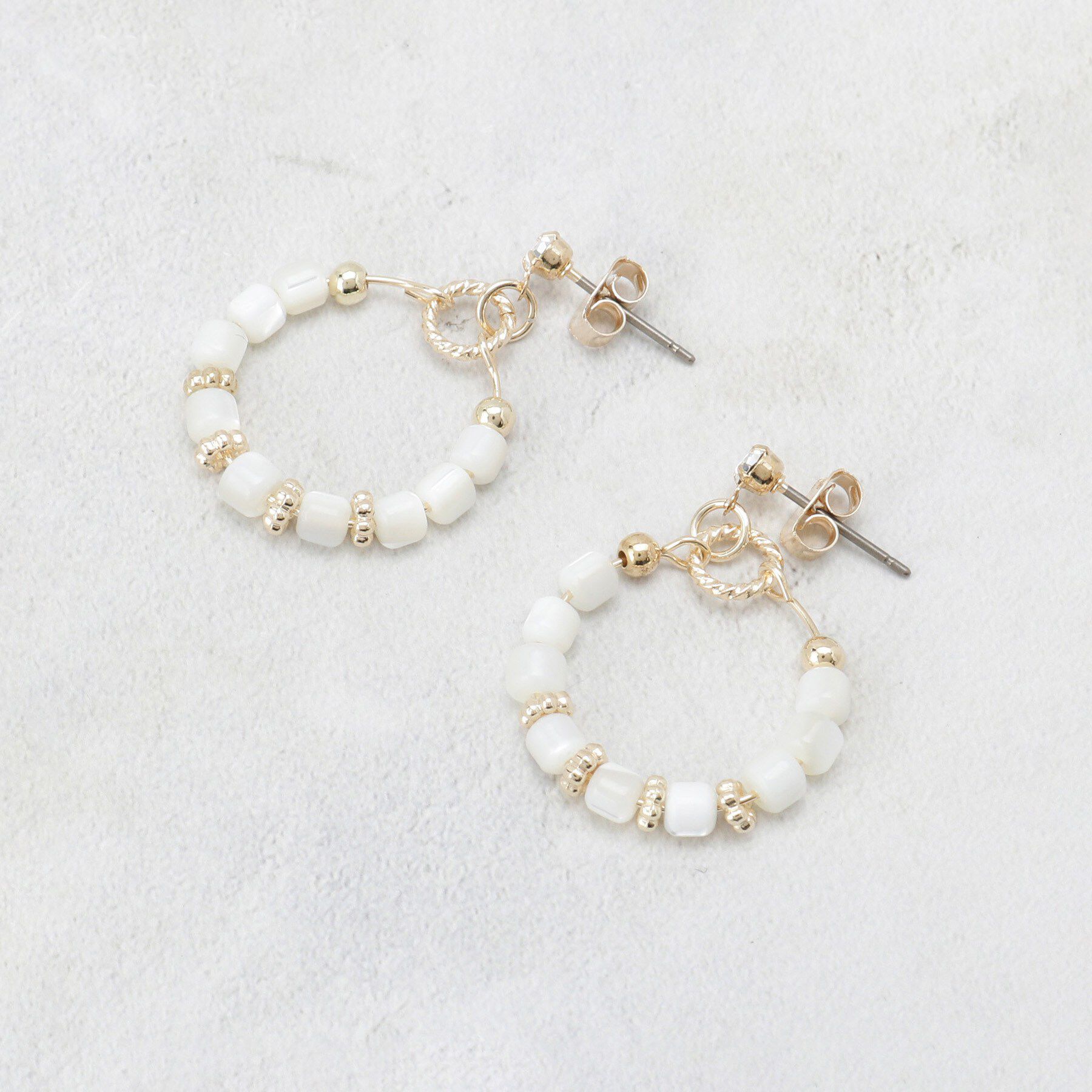 OPAQUE.CLIP「シェル調ビーズ&times;メタルフープピアス」|ピアス|