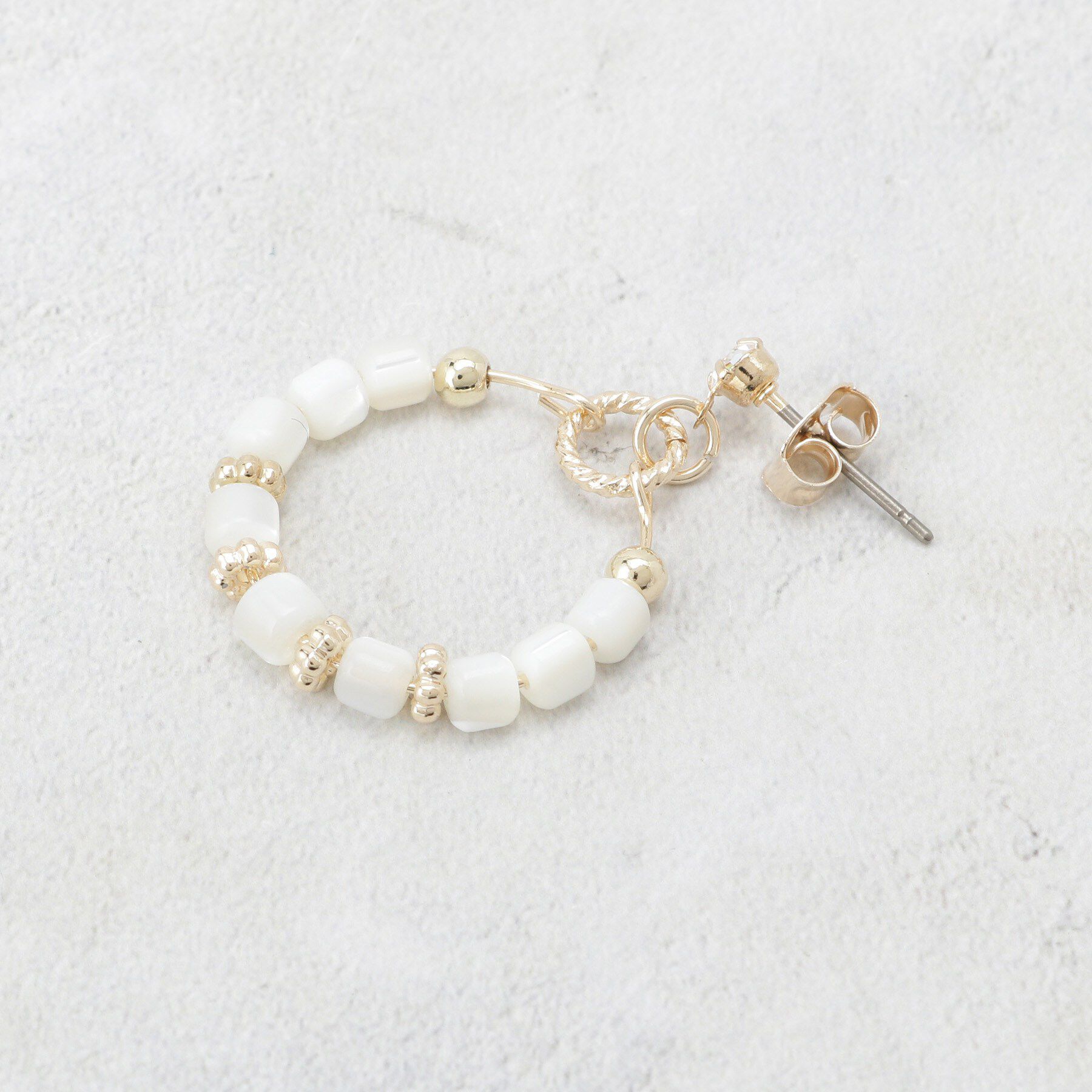 OPAQUE.CLIP「シェル調ビーズ&times;メタルフープピアス」|ピアス|