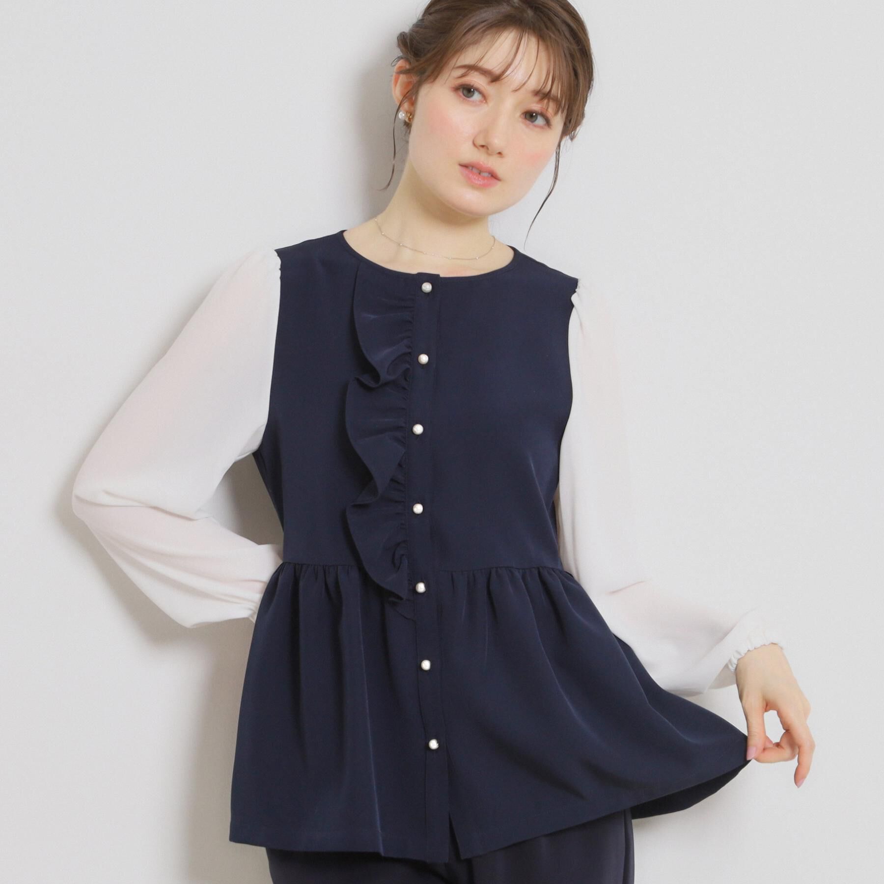 Couture broach「【ハレの日・通勤】フリルドッキング ペプラムブラウス」|シャツ・ブラウス|ネイビー(094)