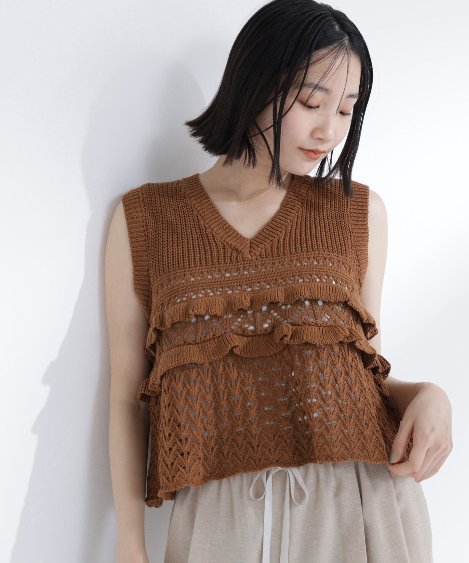  「Vネック透かし編みフリルニット」|ニット・セーター|キャメル1