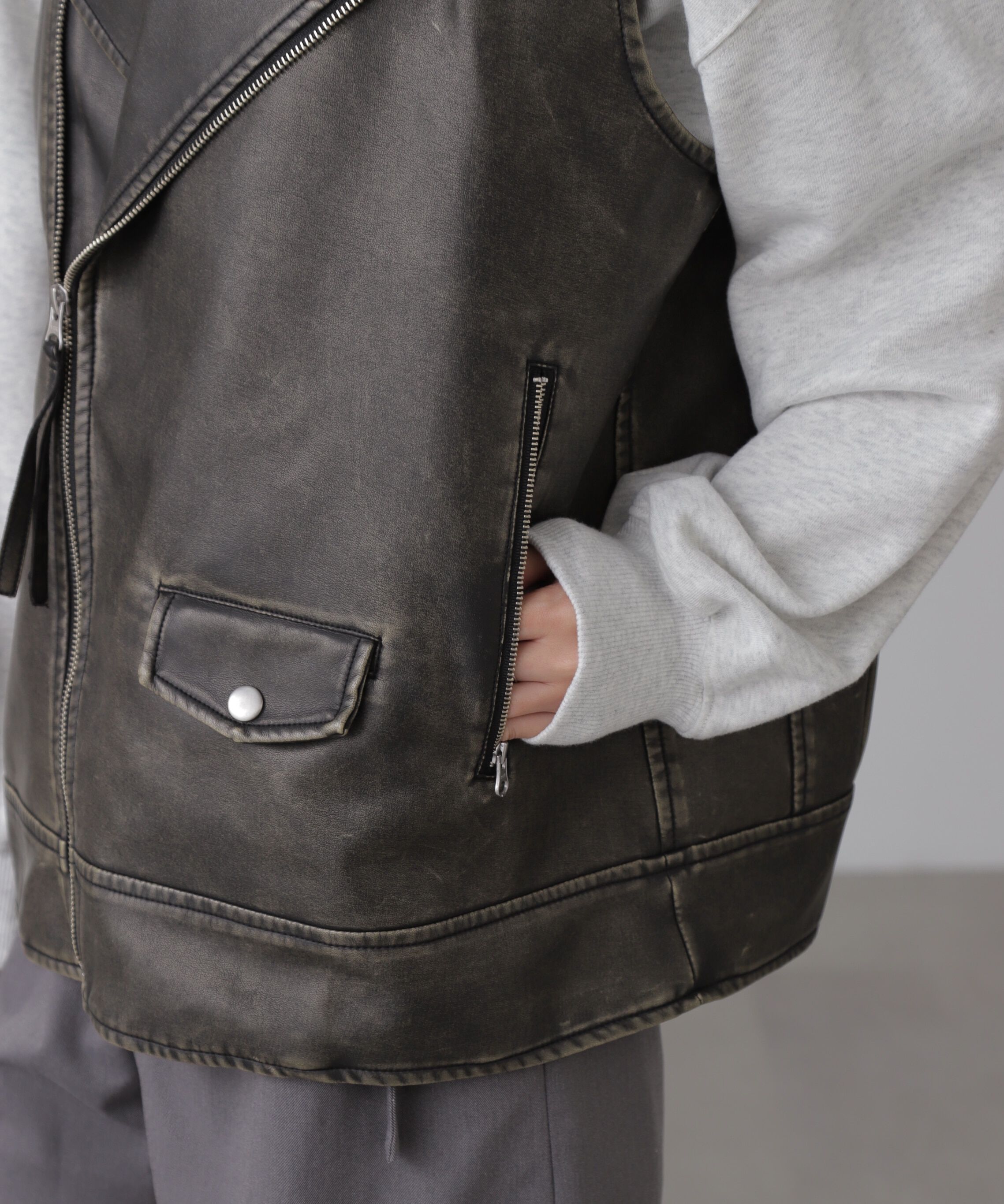  「フェイクレザーライダースジレ」|ブルゾン・スタジャン|