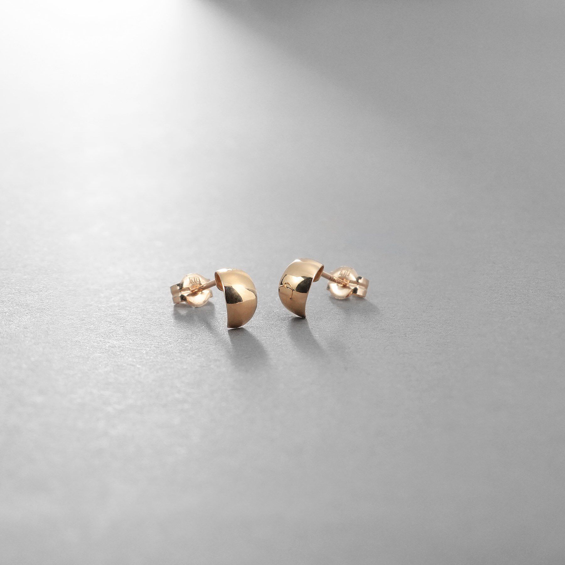 COCOSHNIK ONKITSCH「K10ドームピアス」|ピアス|イエローゴールド(1