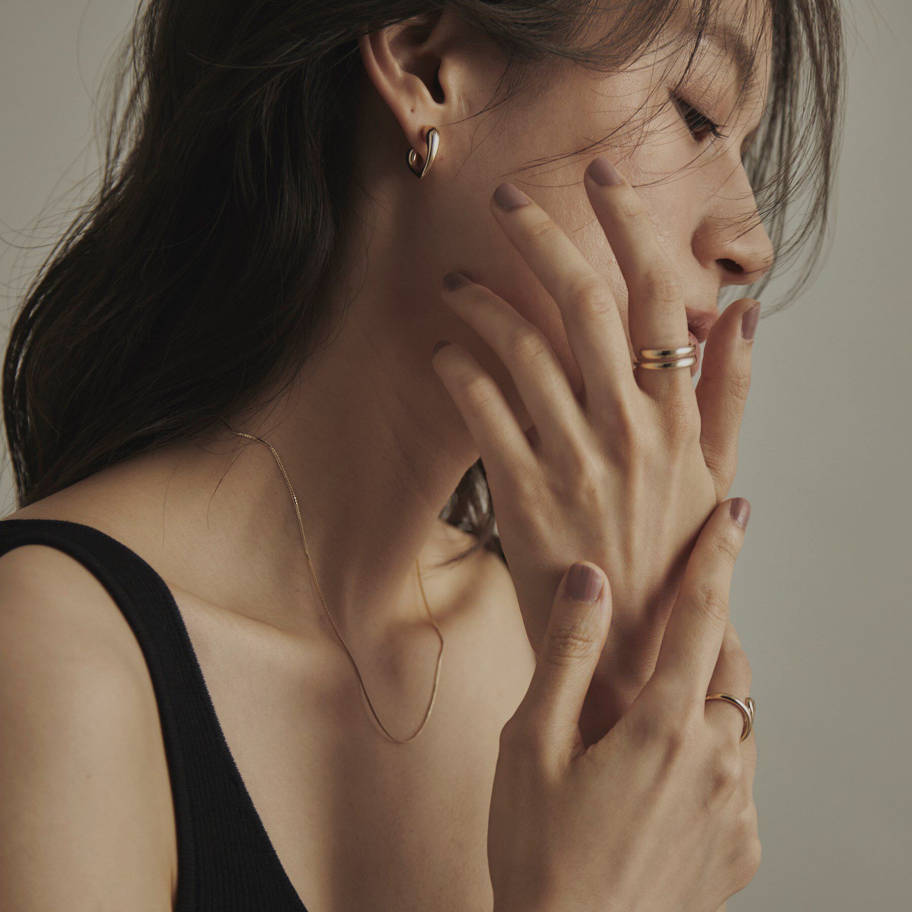 COCOSHNIK「K10中空ラウンデッドシェイプフープ スタッドピアス」|ピアス|