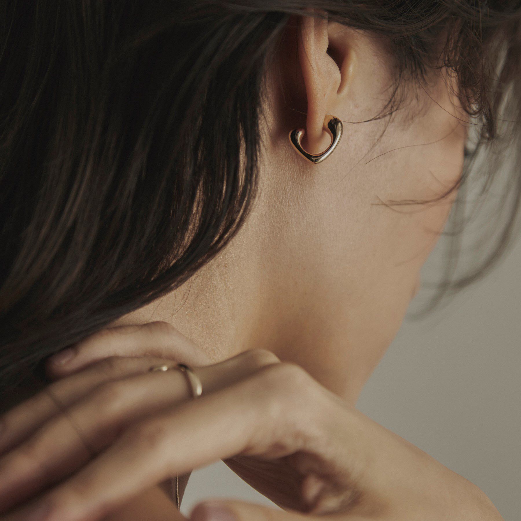 COCOSHNIK「K10中空ラウンデッドシェイプフープ スタッドピアス」|ピアス|