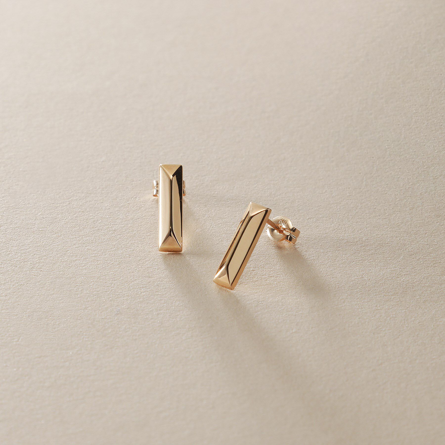 COCOSHNIK「K10中空レクタングルピラミッド スタッドピアス」|ピアス|イエローゴールド(1