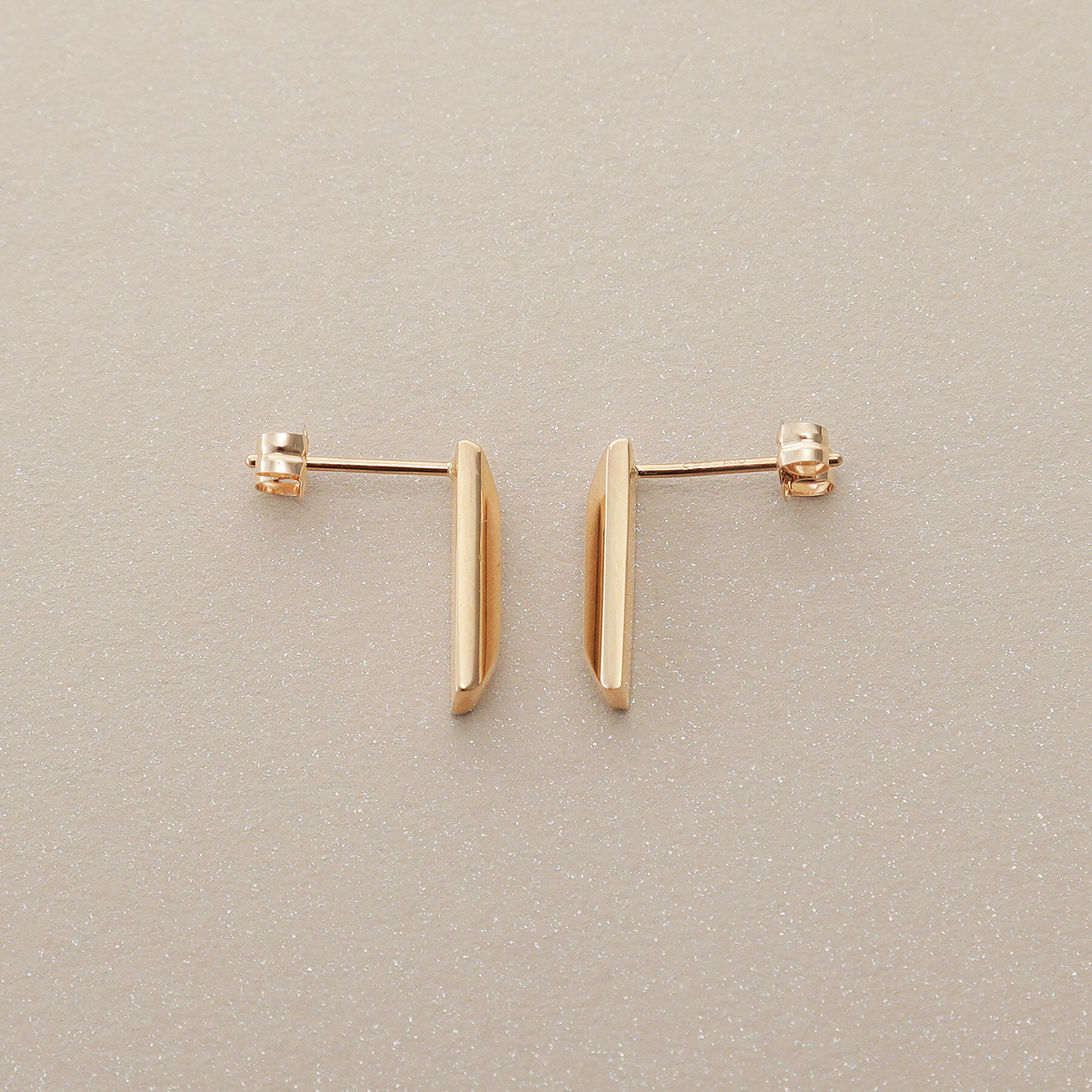 COCOSHNIK「K10中空レクタングルピラミッド スタッドピアス」|ピアス|