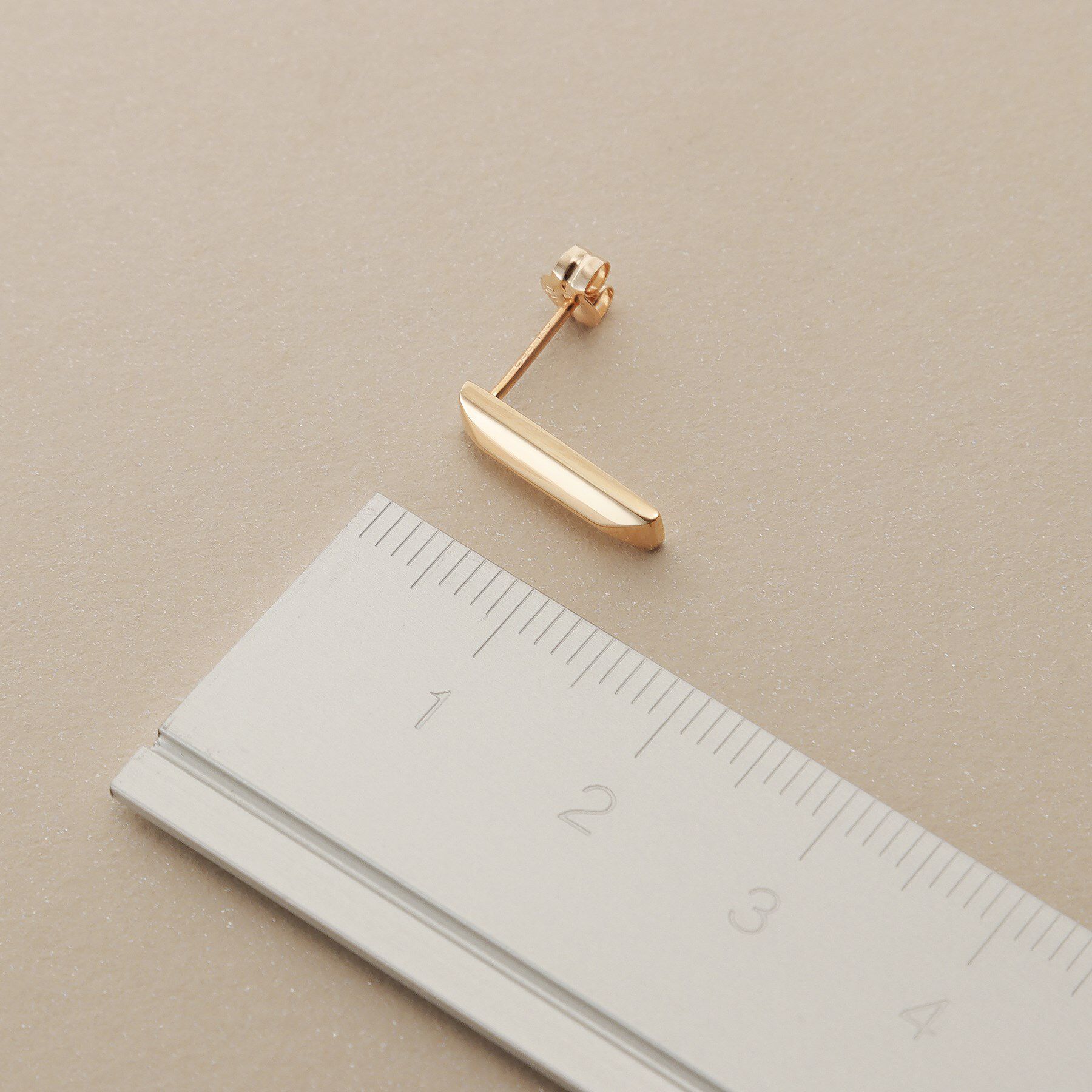 COCOSHNIK「K10中空レクタングルピラミッド スタッドピアス」|ピアス|