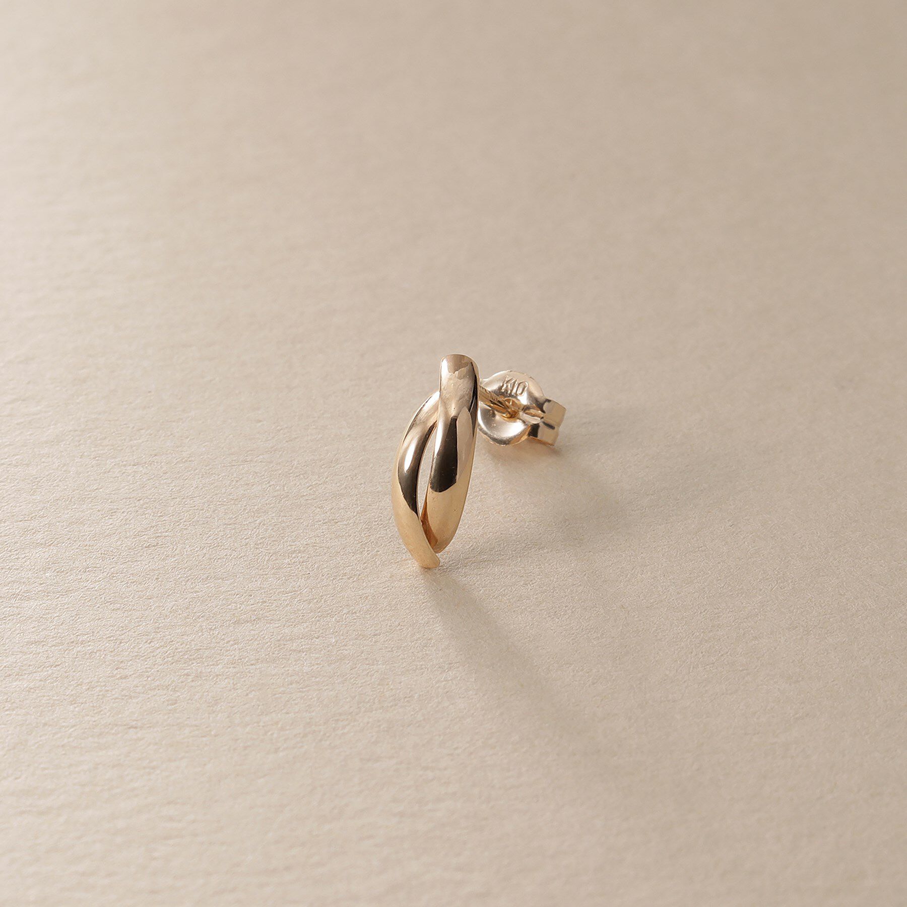 COCOSHNIK ONKITSCH「K10ドームクロスアーチピアス」|ピアス|