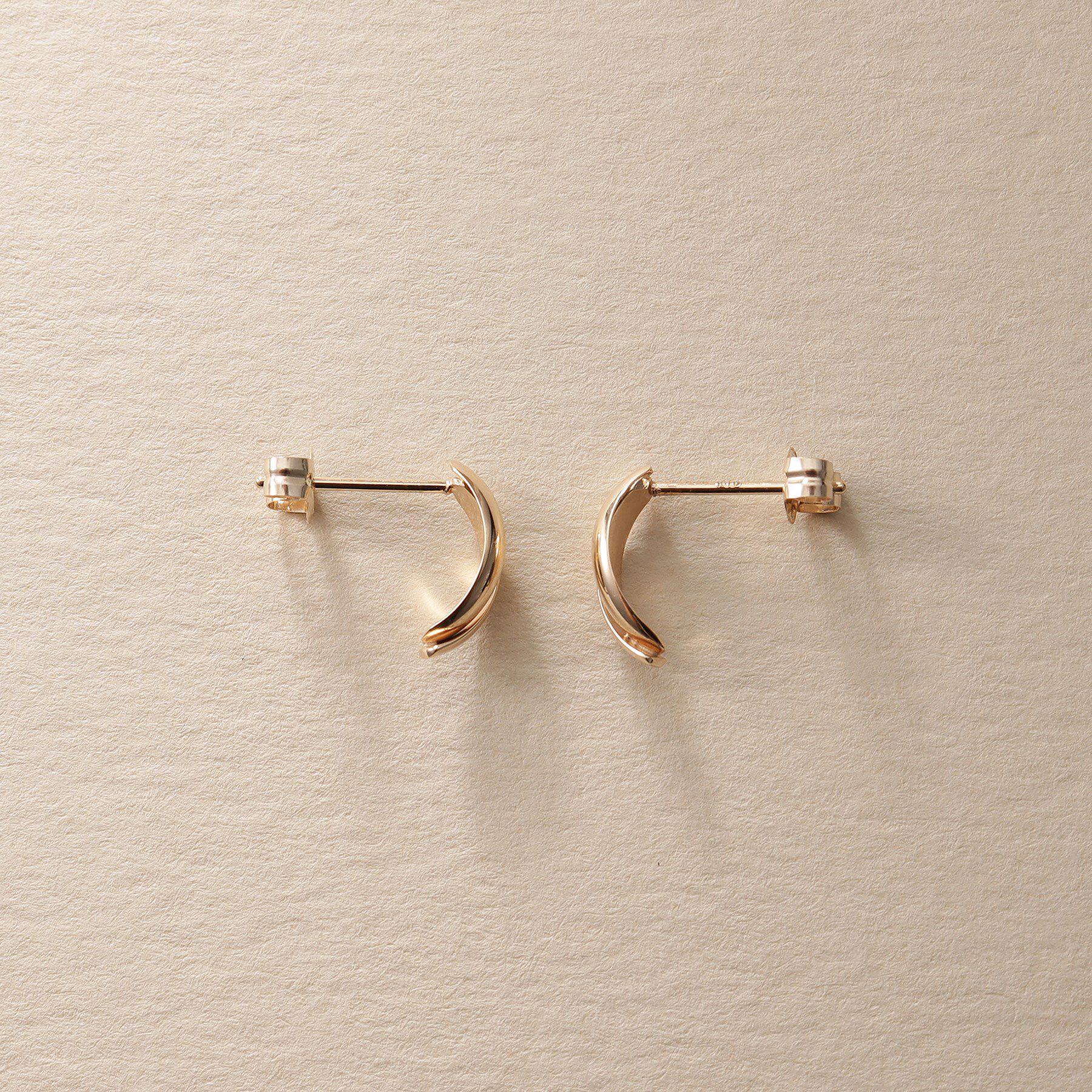 COCOSHNIK ONKITSCH「K10ドームクロスアーチピアス」|ピアス|