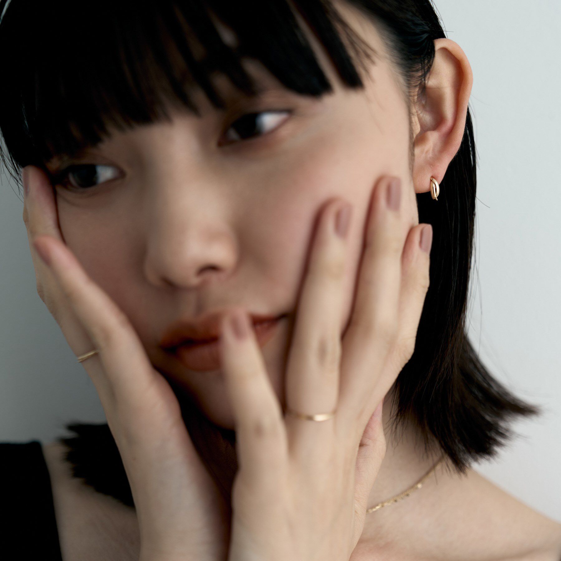 COCOSHNIK ONKITSCH「K10ドームクロスアーチピアス」|ピアス|