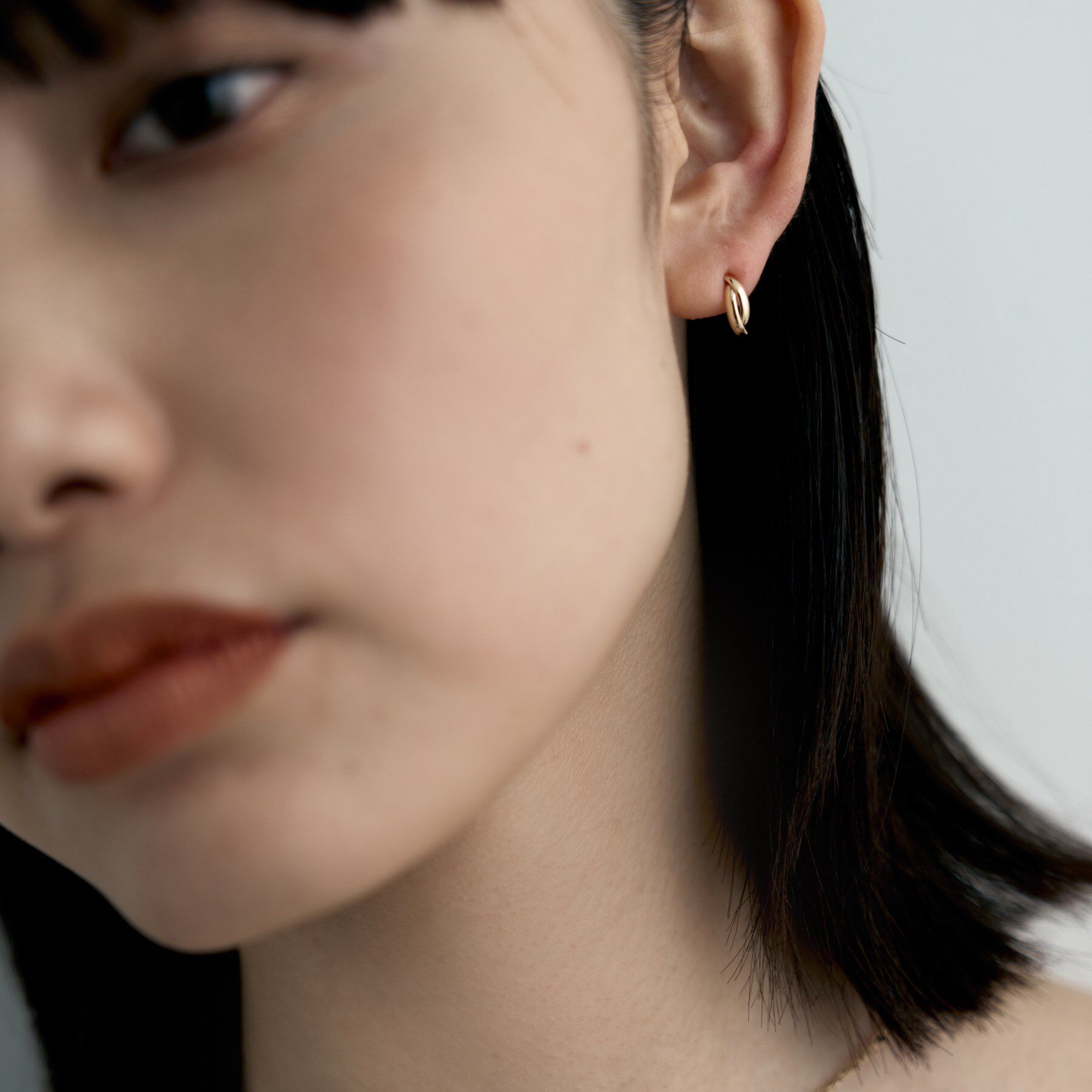 COCOSHNIK ONKITSCH「K10ドームクロスアーチピアス」|ピアス|