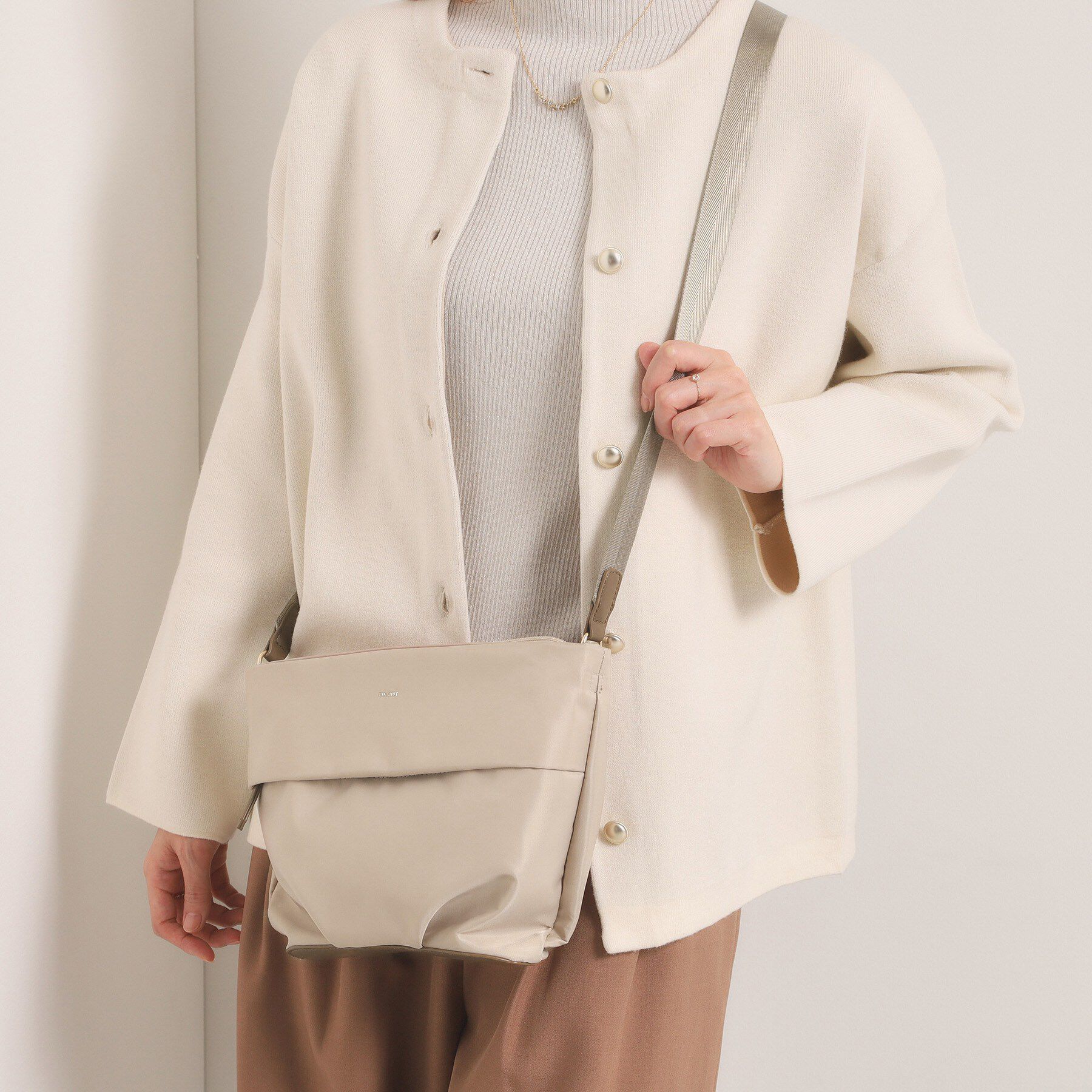 ITS&rsquo;DEMO「【収納アドバイザー監修】合皮コンビショルダー」|ショルダー・メッセンジャー|ライトベージュ(05