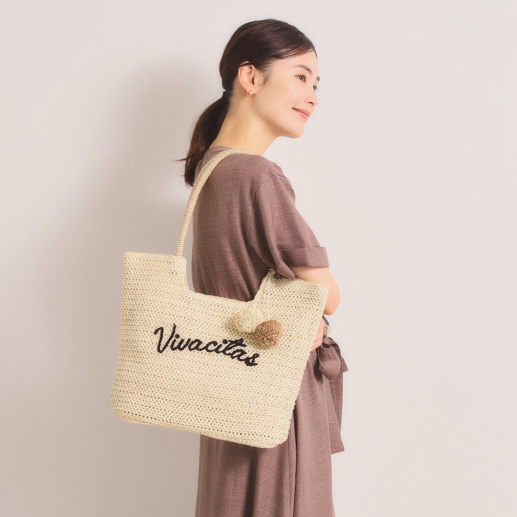 ITS&rsquo;DEMO「雑材ロゴ刺繍チャーム付きトート」|トートバッグ|