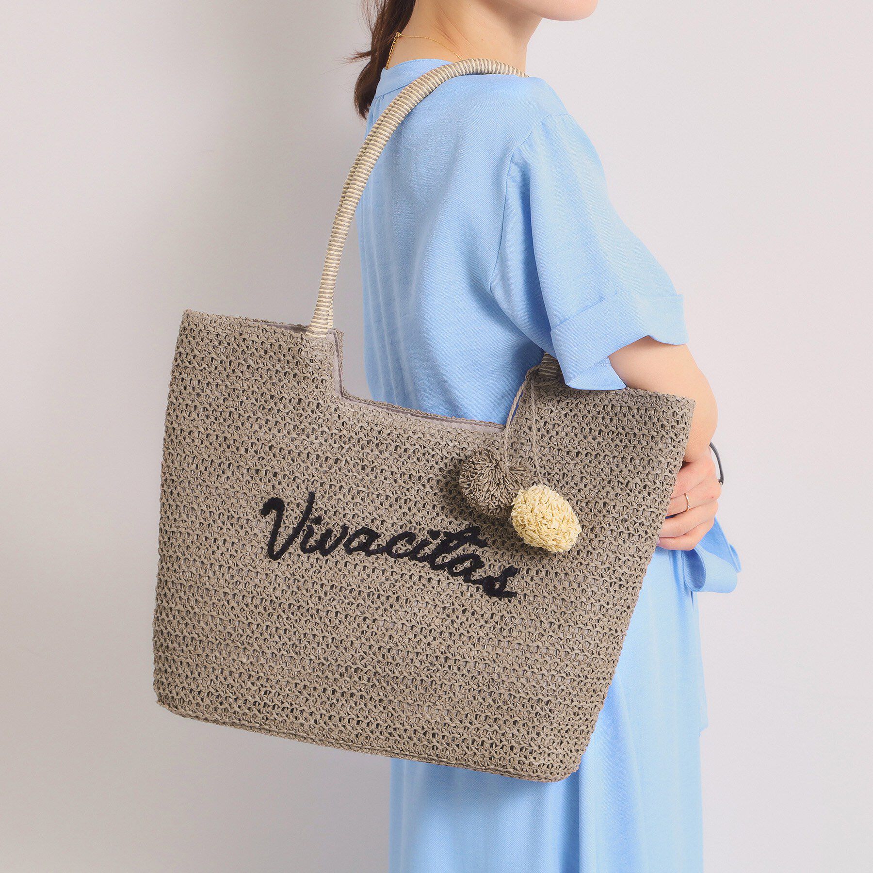 ITS&rsquo;DEMO「雑材ロゴ刺繍チャーム付きトート」|トートバッグ|グレージュ(050)