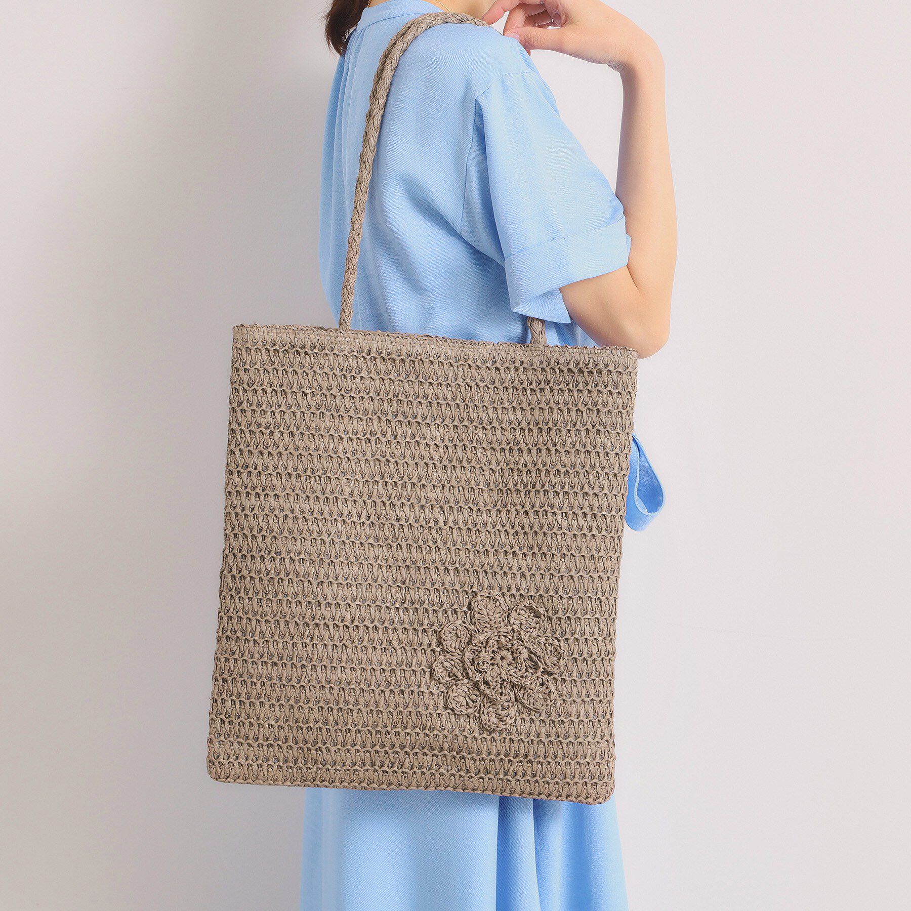 ITS&rsquo;DEMO「雑材コサージュフラットトート」|トートバッグ|グレージュ(050)