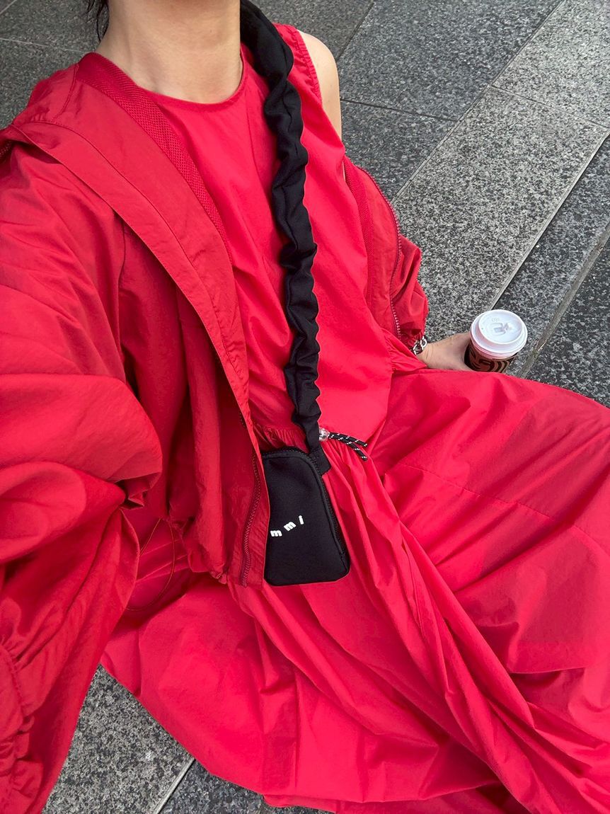 emmi atelier「ギャザーフォルムナイロンワンピース」|ワンピース|