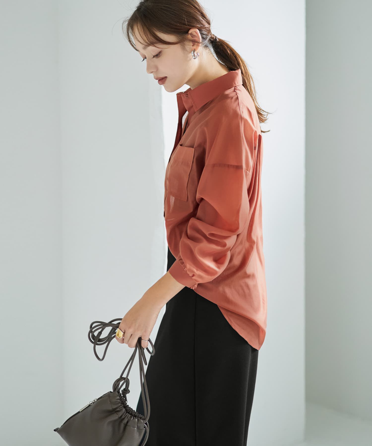 STYLE DELI「【袖口がゴムで便利な】微シアー微光沢シャツ」|シャツ・ブラウス|