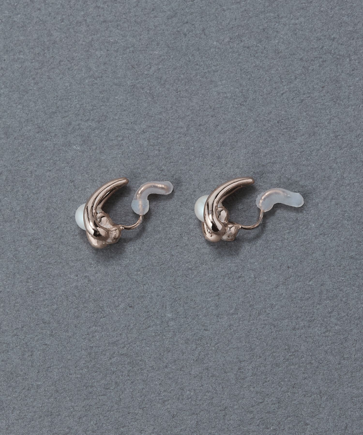 Phoebe「【痛くないシリーズ/金属アレルギー対応】ドロップパールライトフィットイヤリング　シャンパンゴールド」|イヤリング|