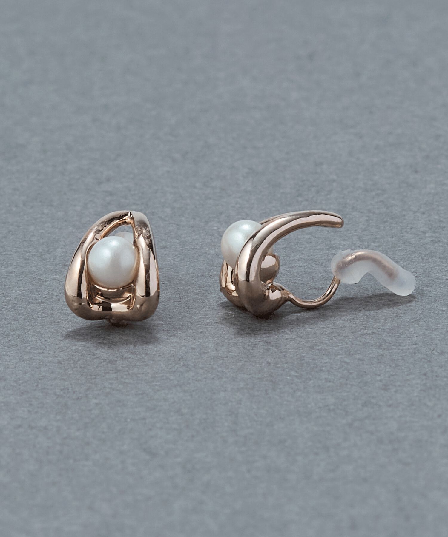 Phoebe「【痛くないシリーズ/金属アレルギー対応】ドロップパールライトフィットイヤリング　シャンパンゴールド」|イヤリング|