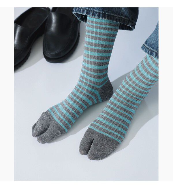BEAMSBOY「maturely / ラメ ボーダー タビ ソックス」|ソックス|CHARCOAL/TURQUOISE