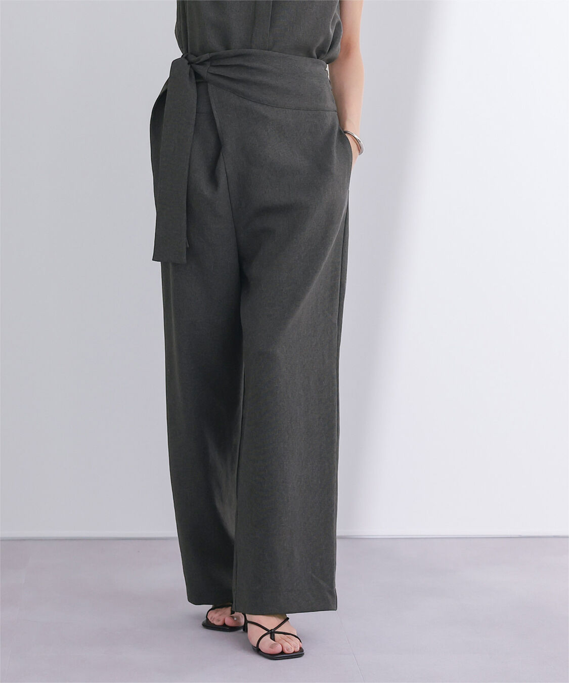 ur's「リネンライクハイウエストラップワイドパンツ」|スラックス|ダークグレー