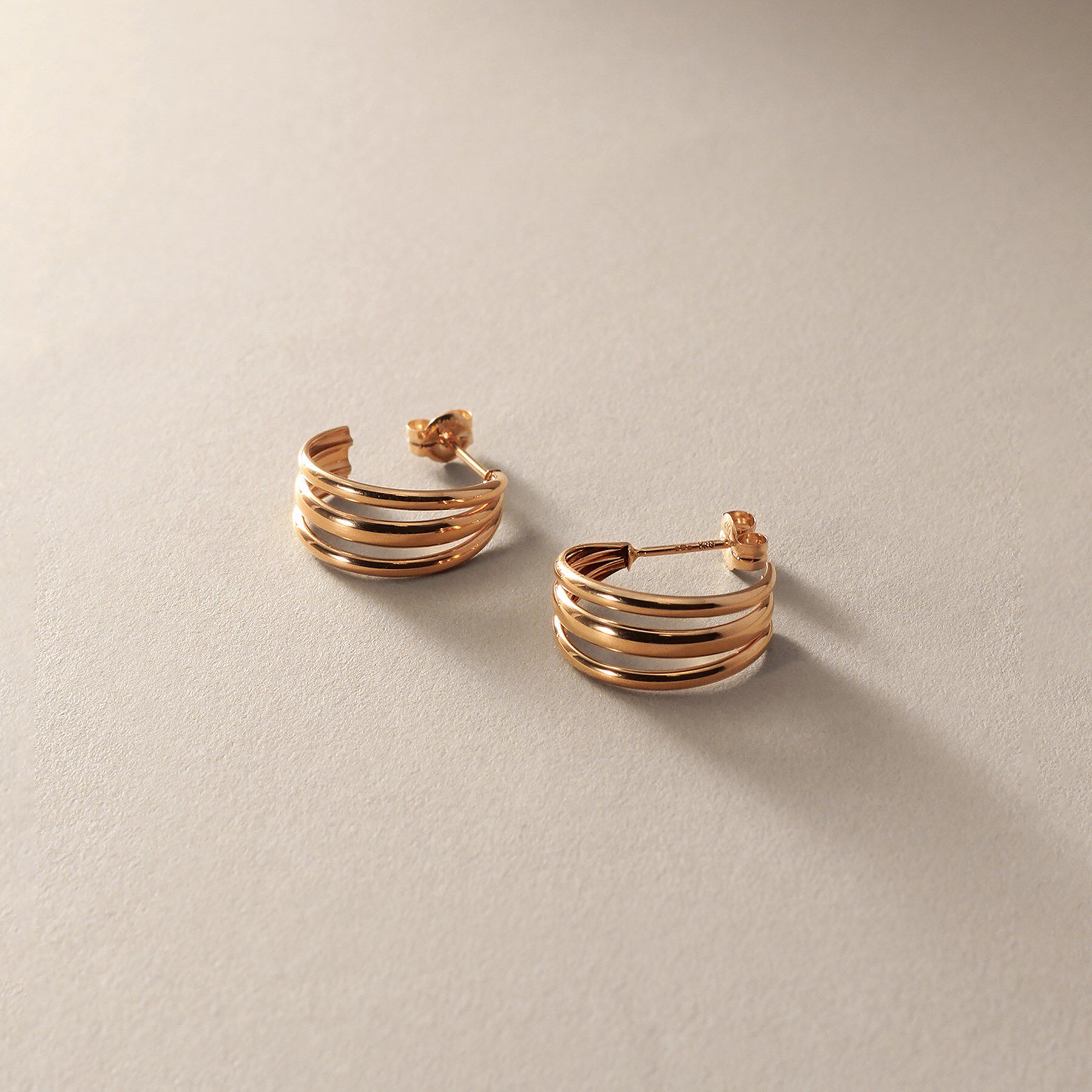 COCOSHNIK「K10甲丸トリプルフープ ピアス」|ピアス|