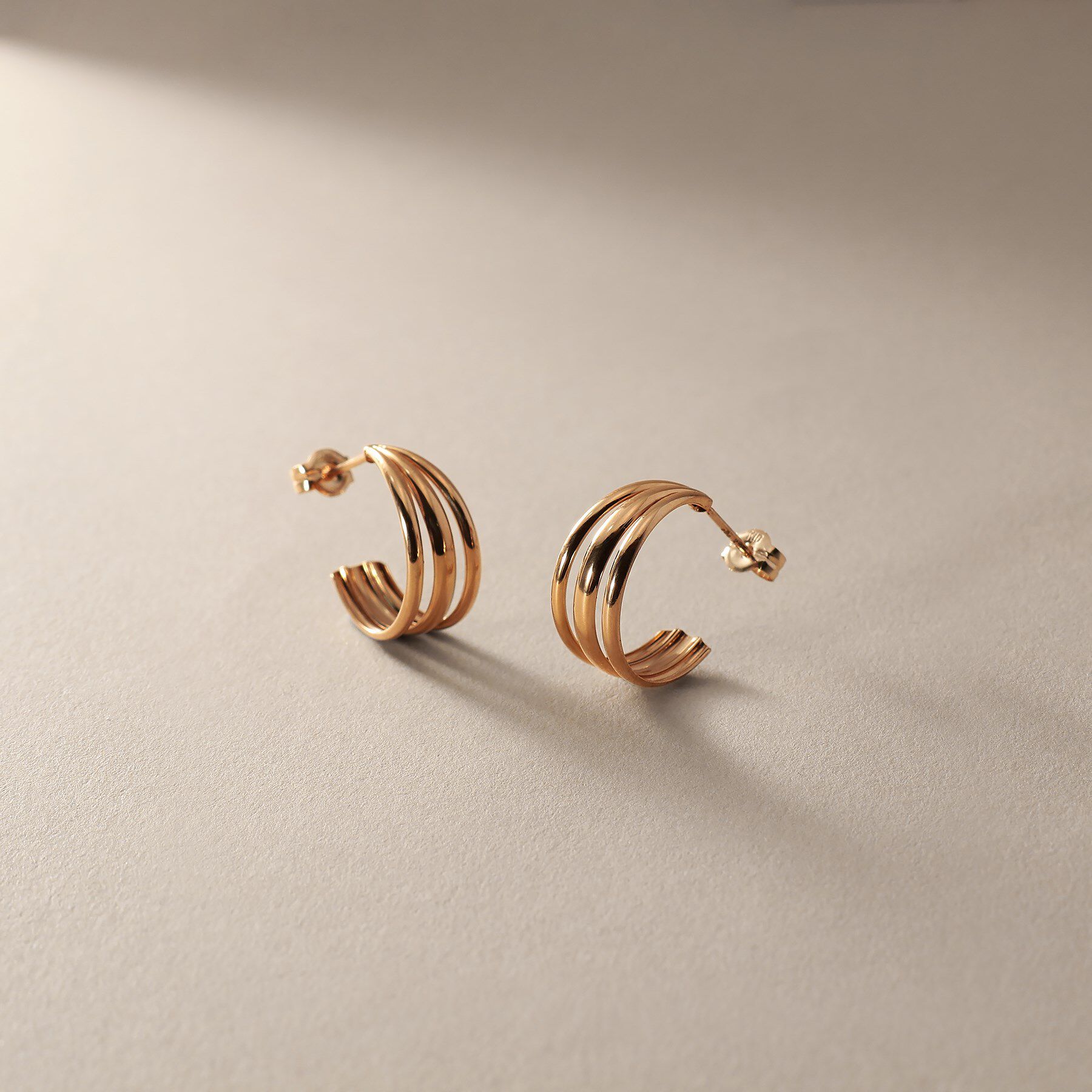 COCOSHNIK「K10甲丸トリプルフープ ピアス」|ピアス|