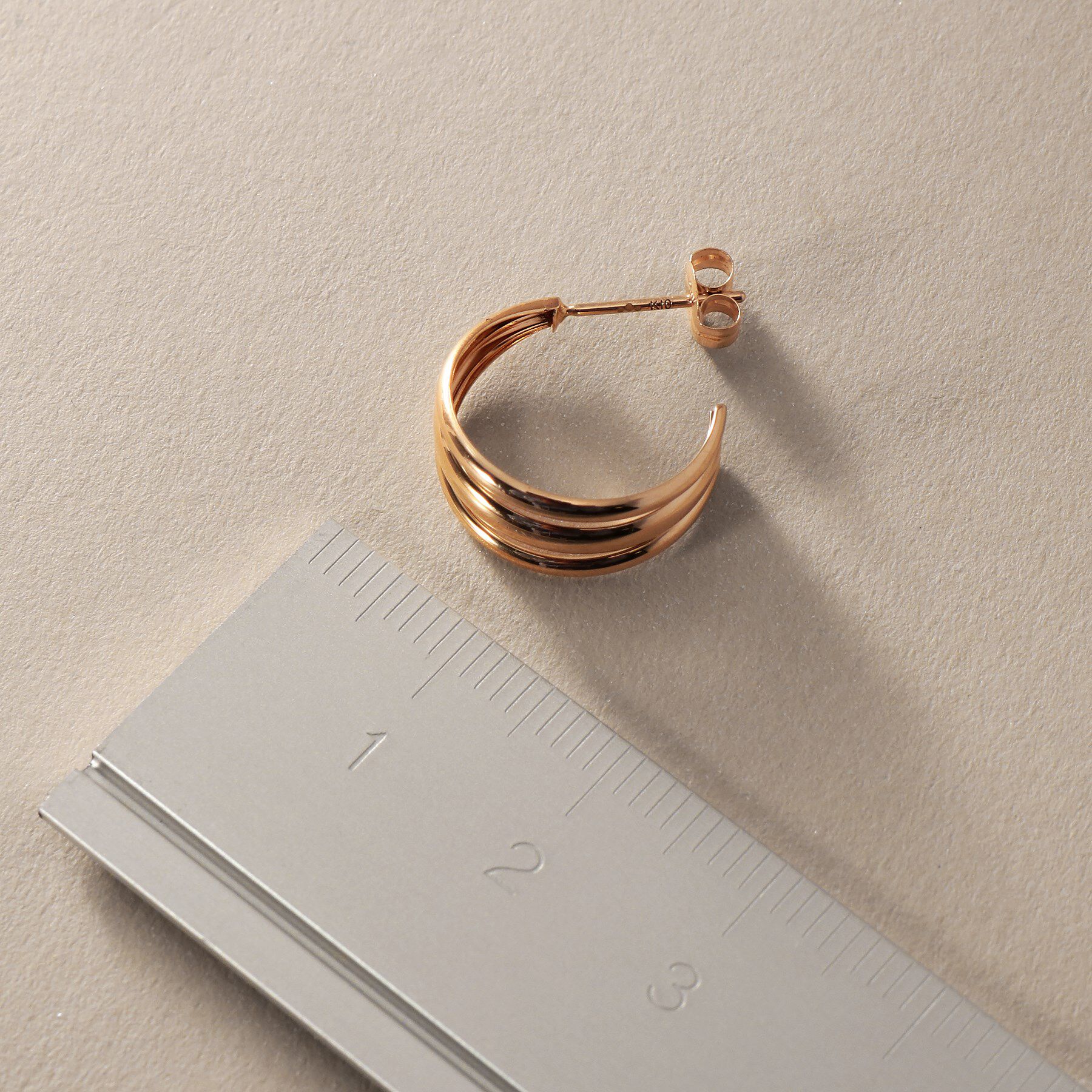 COCOSHNIK「K10甲丸トリプルフープ ピアス」|ピアス|