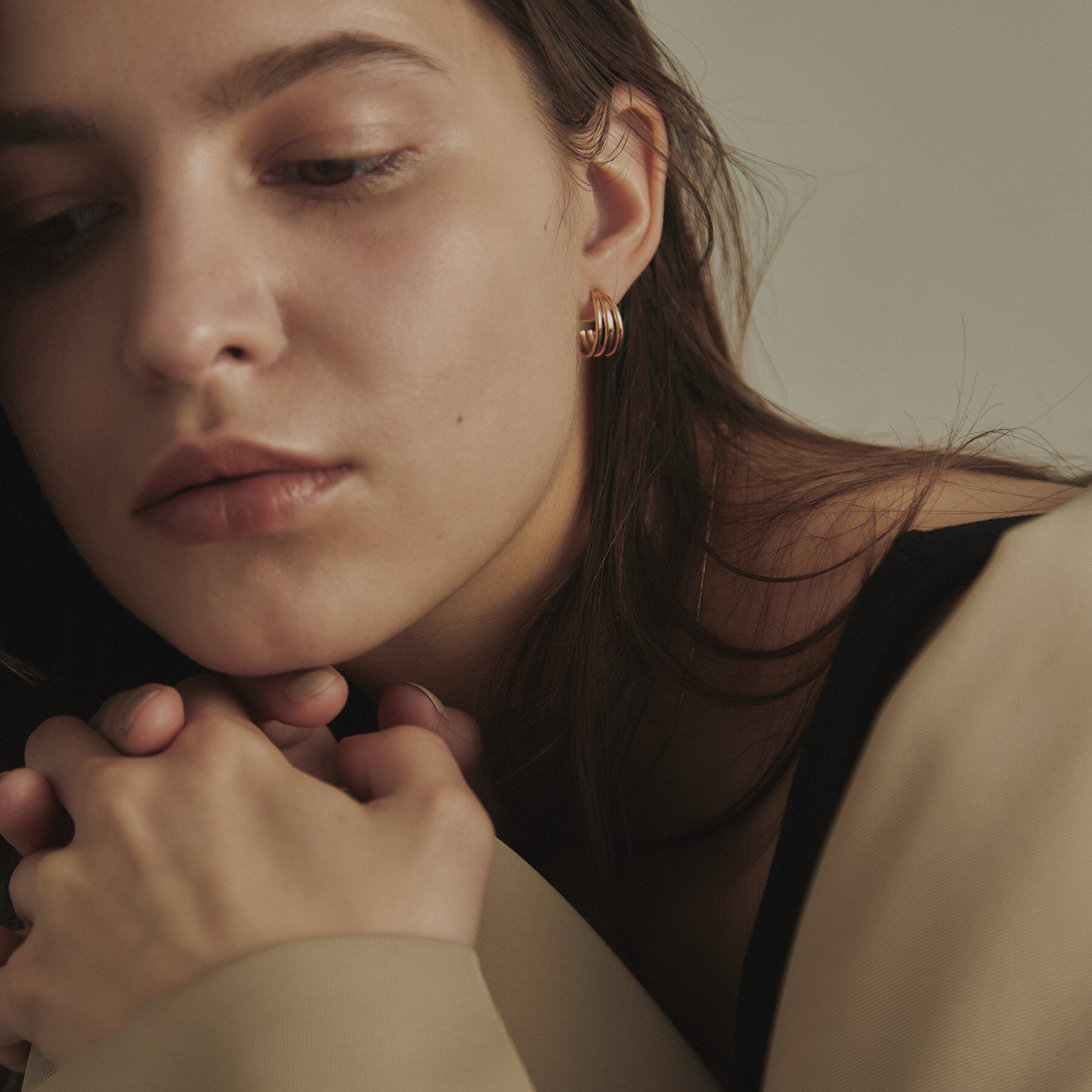 COCOSHNIK「K10甲丸トリプルフープ ピアス」|ピアス|