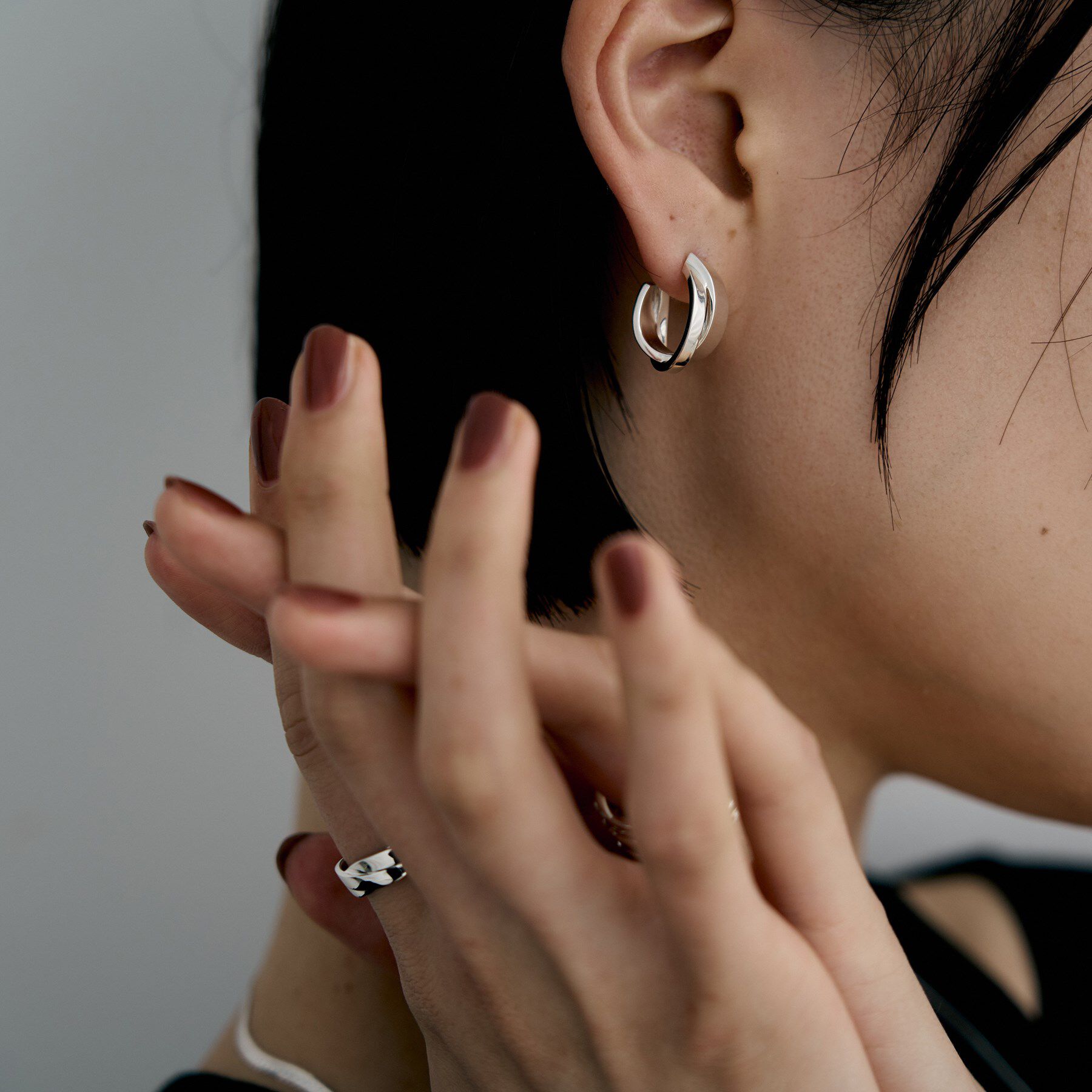 COCOSHNIK ONKITSCH「シルバー フラットオーバルクロスピアス」|ピアス|