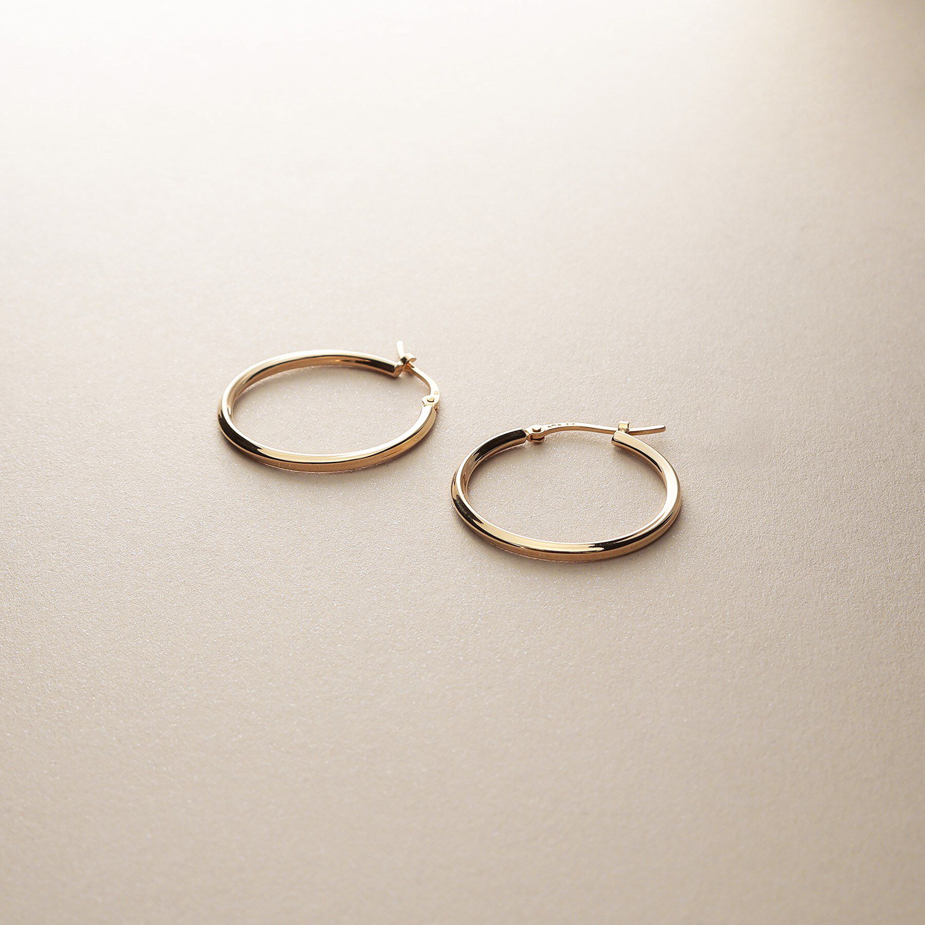 COCOSHNIK「K10中空角線ツイスト フープピアス」|ピアス|イエローゴールド(1