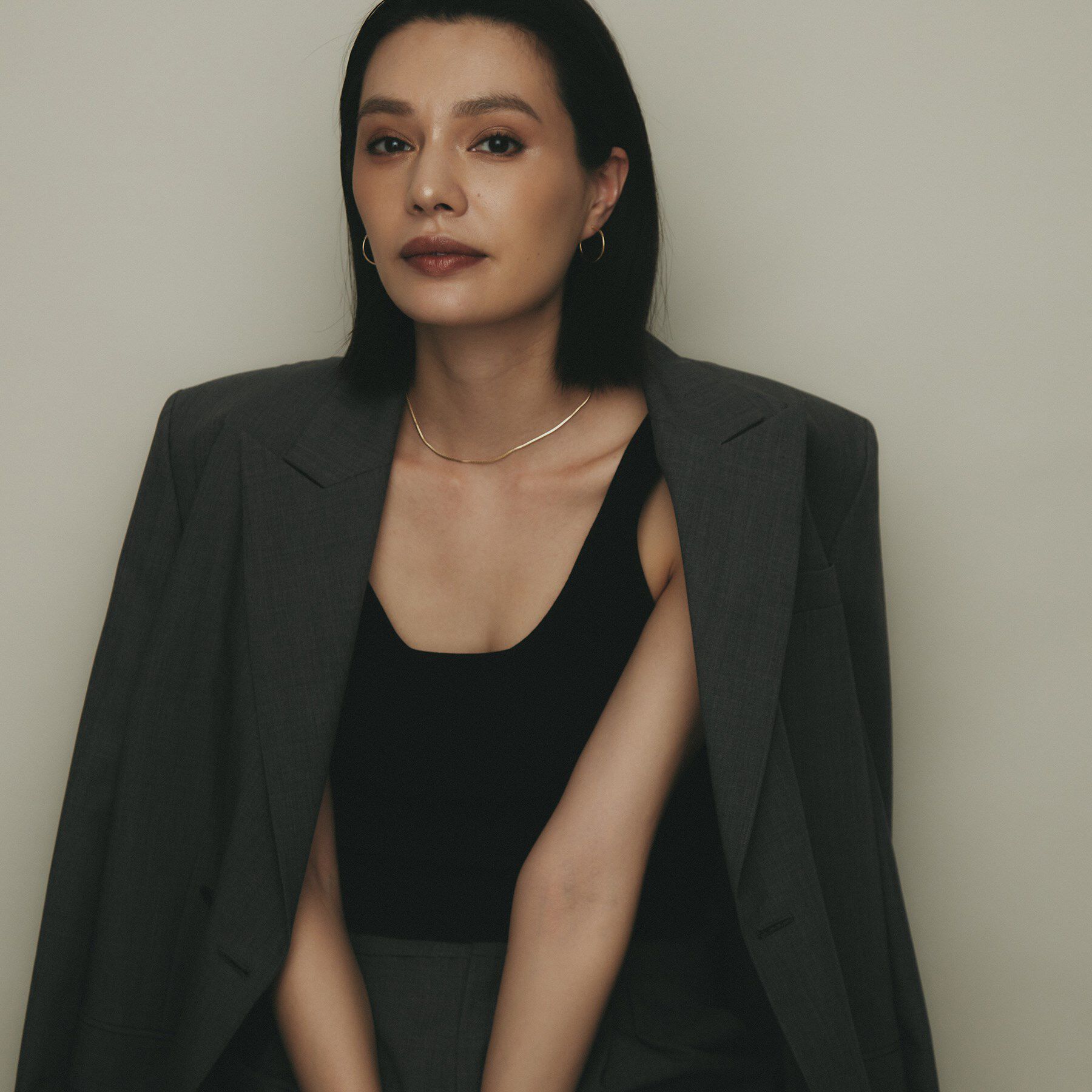 COCOSHNIK「K10中空角線ツイスト フープピアス」|ピアス|