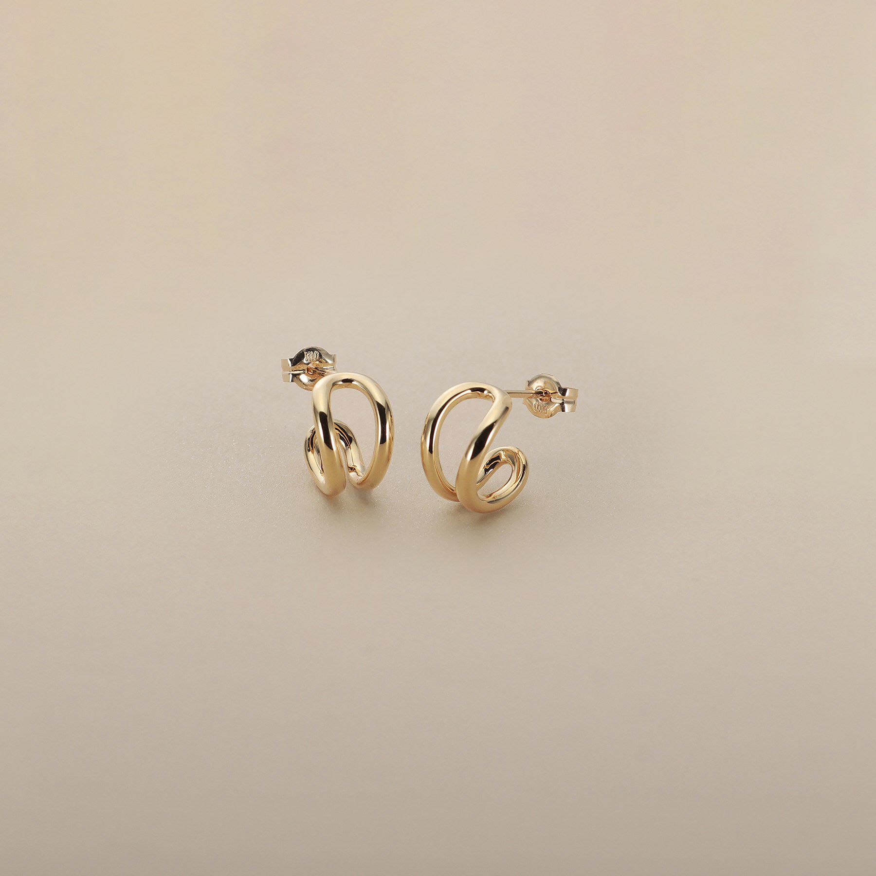 COCOSHNIK「K10ニュアンスループ スタッドピアス」|ピアス|