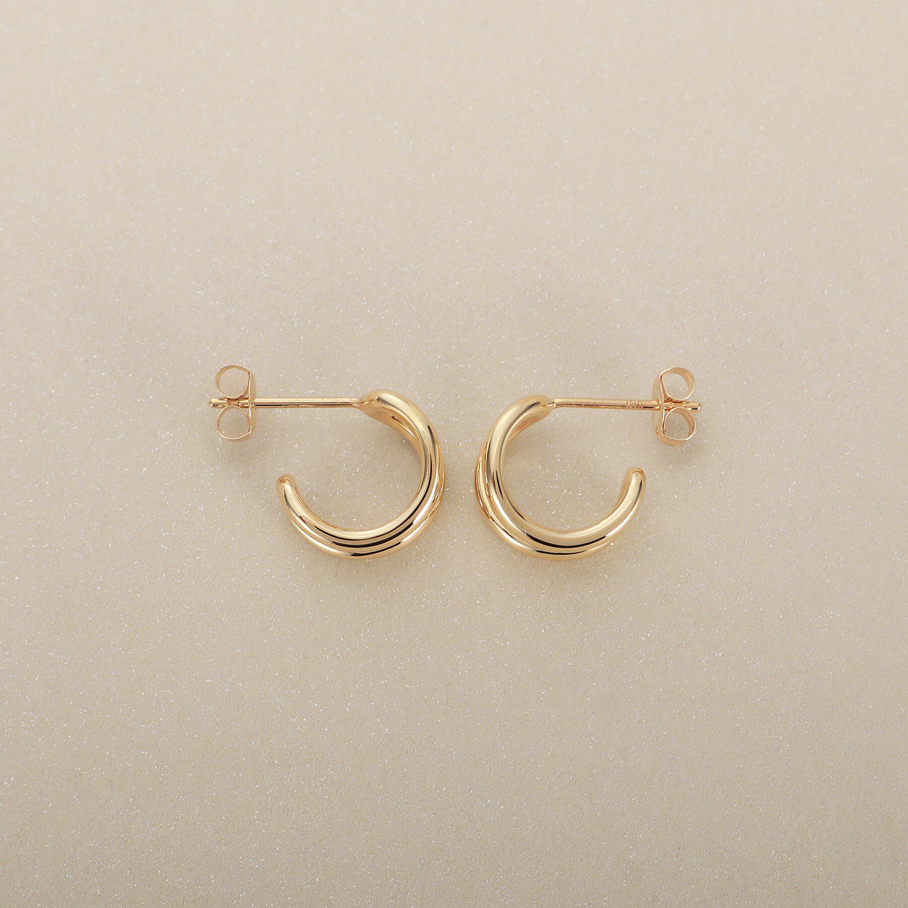 COCOSHNIK「K10ニュアンスループ スタッドピアス」|ピアス|