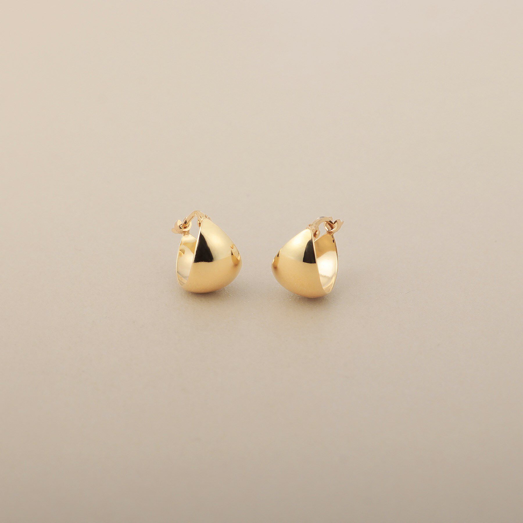 COCOSHNIK「K10月甲 フープピアス 小」|ピアス|