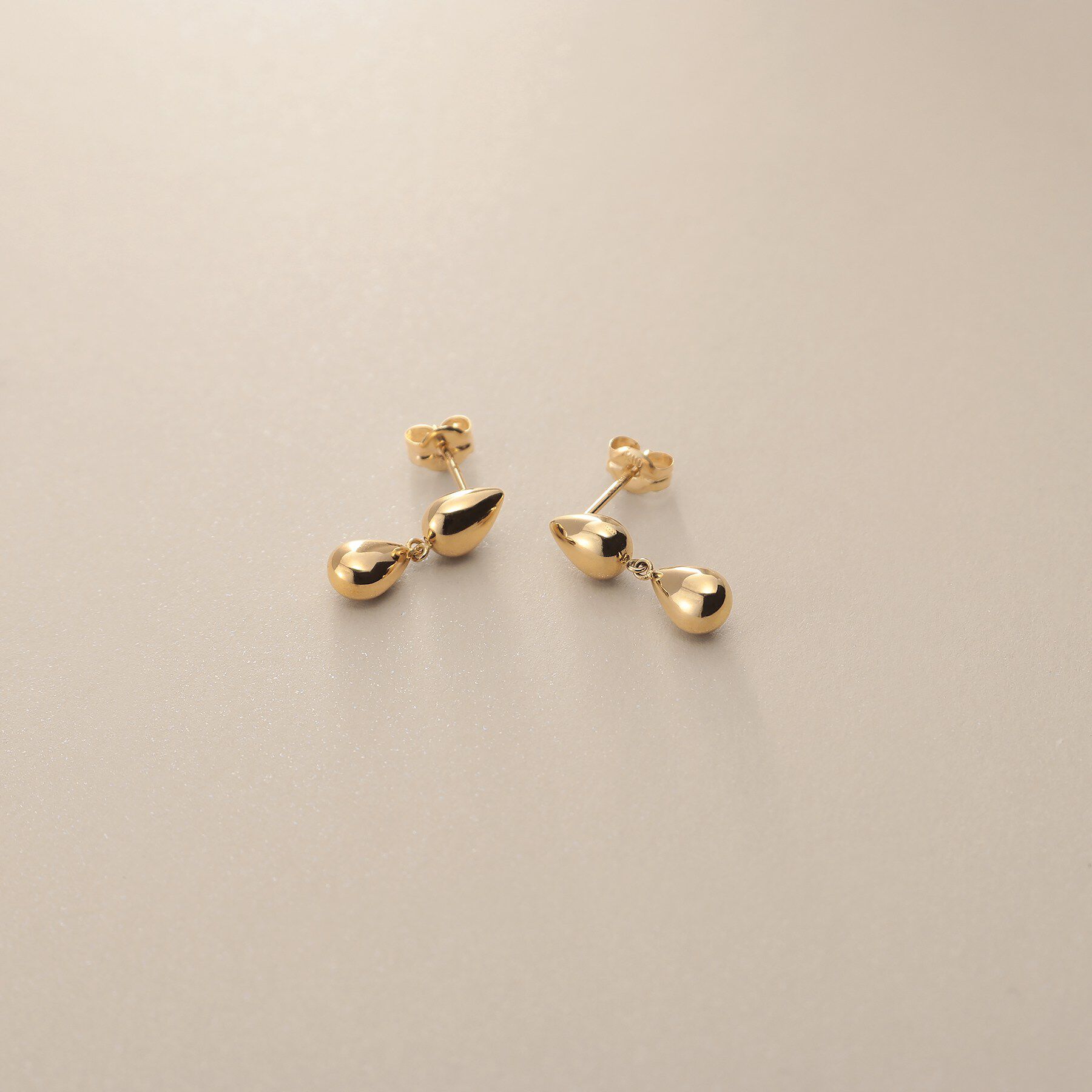 COCOSHNIK「K10中空ペアシェイプ連続 スタッドピアス小」|ピアス|