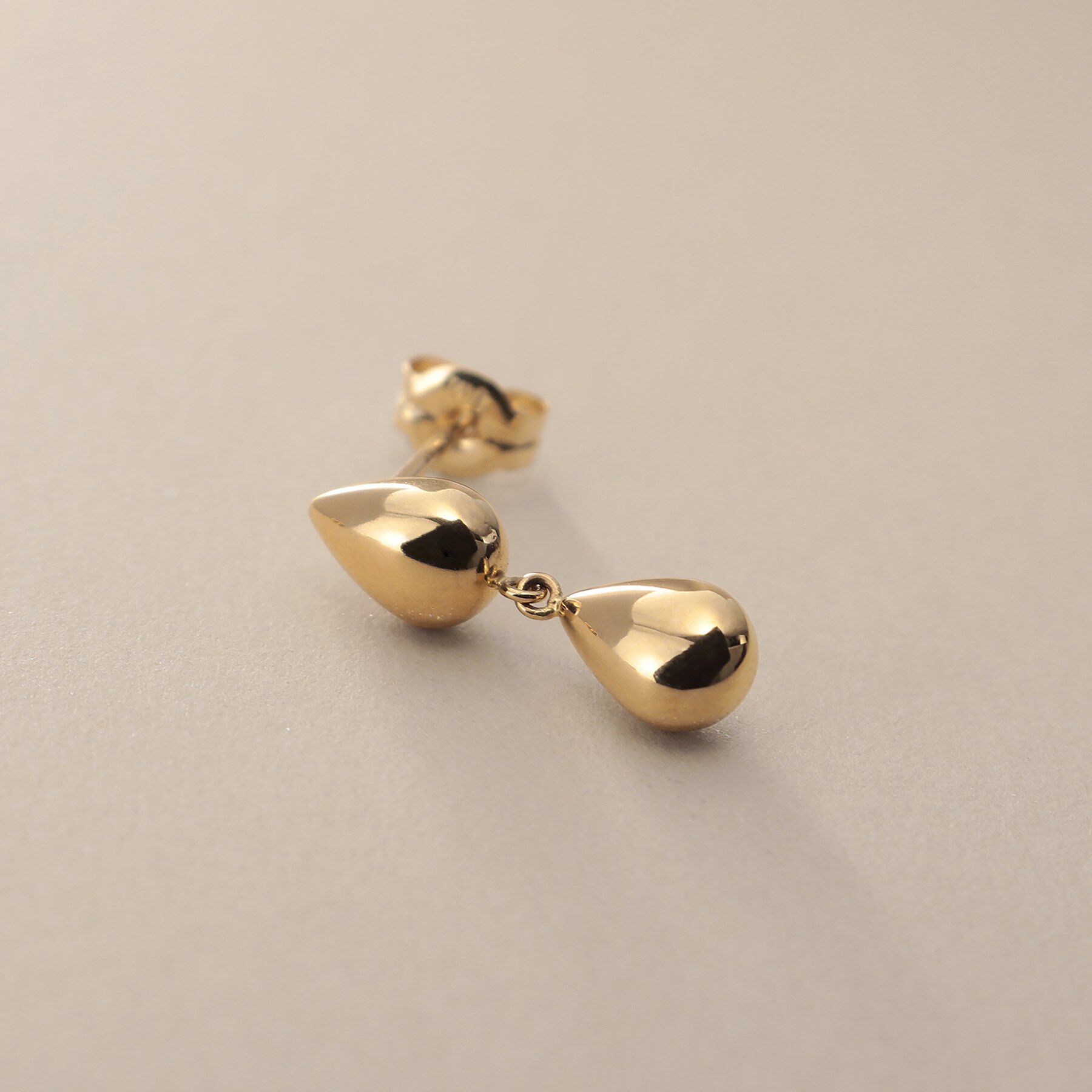 COCOSHNIK「K10中空ペアシェイプ連続 スタッドピアス小」|ピアス|