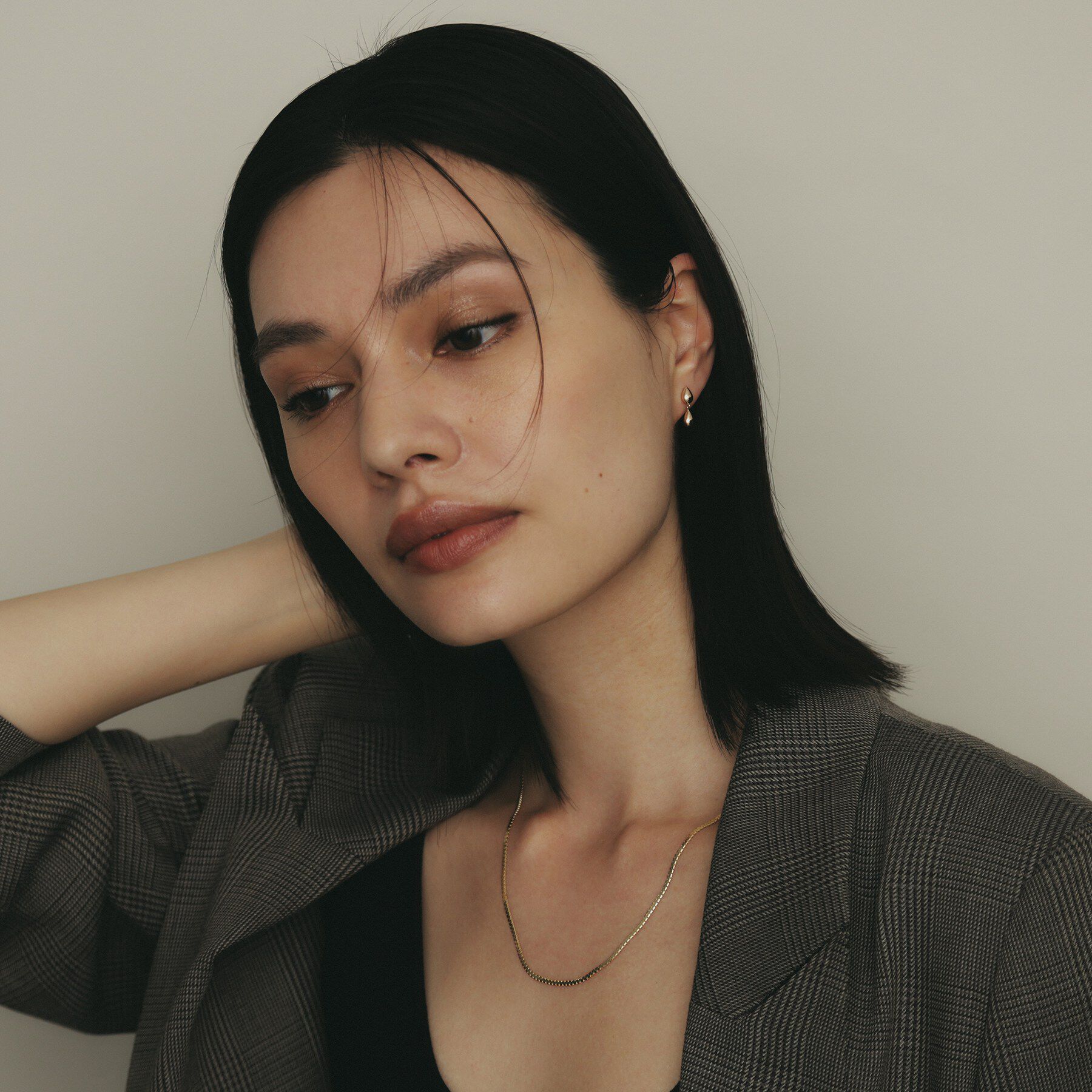 COCOSHNIK「K10中空ペアシェイプ連続 スタッドピアス小」|ピアス|