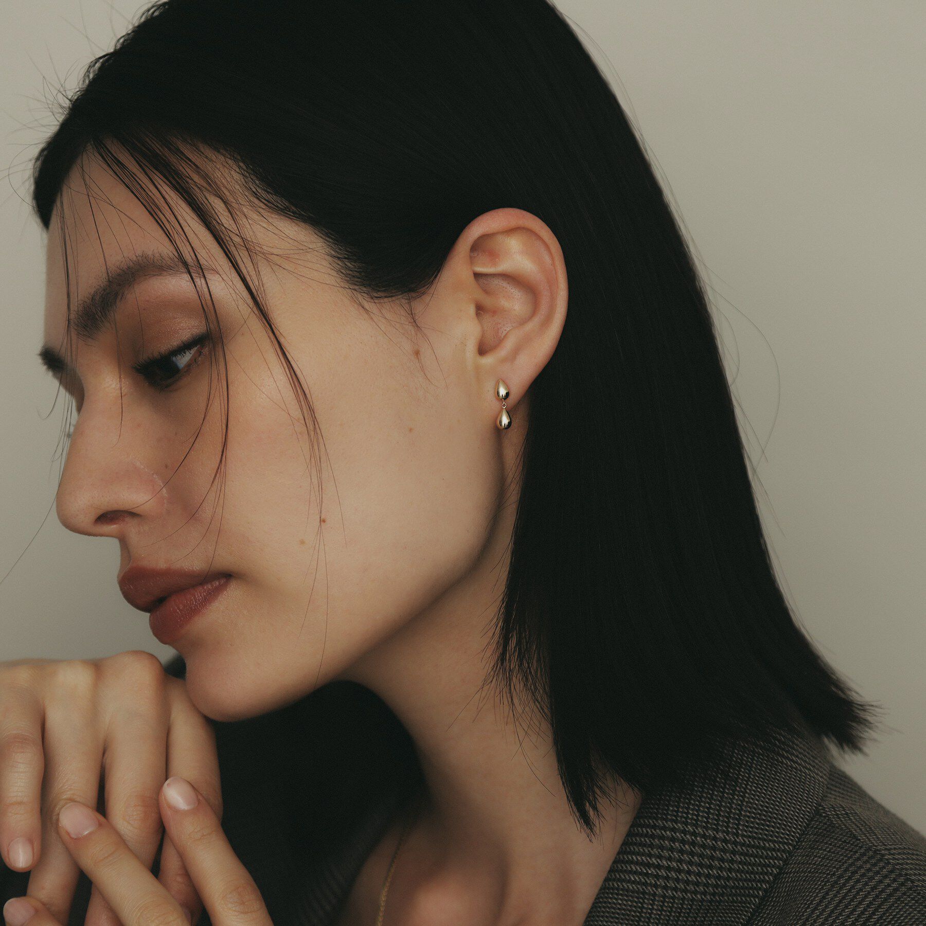 COCOSHNIK「K10中空ペアシェイプ連続 スタッドピアス小」|ピアス|