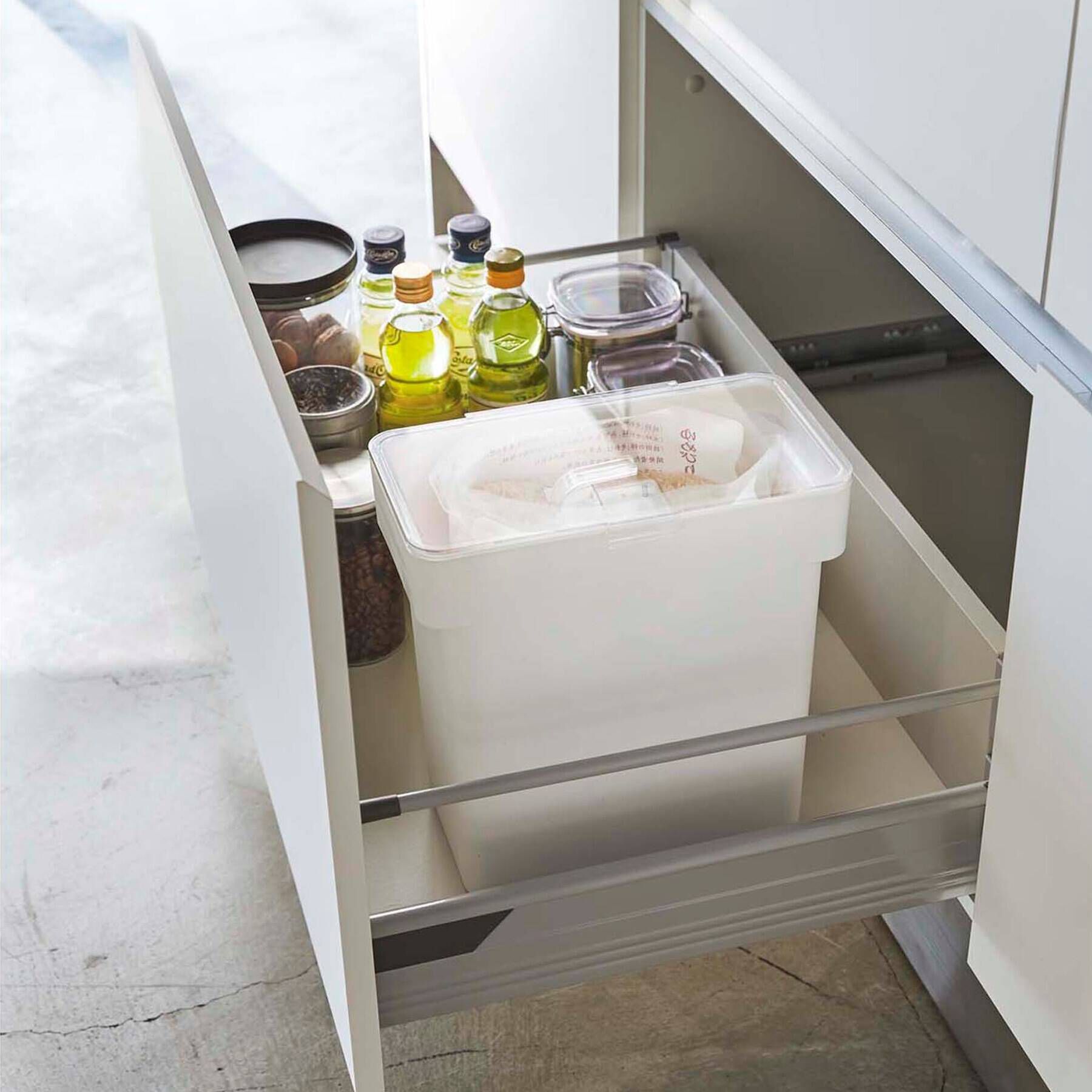 212 KITCHEN STORE「密閉袋ゴト米ビツ 5kg 計量カップ付き 山崎実業 ＜tower タワー＞」|食器・キッチングッズ|ホワイト(879)