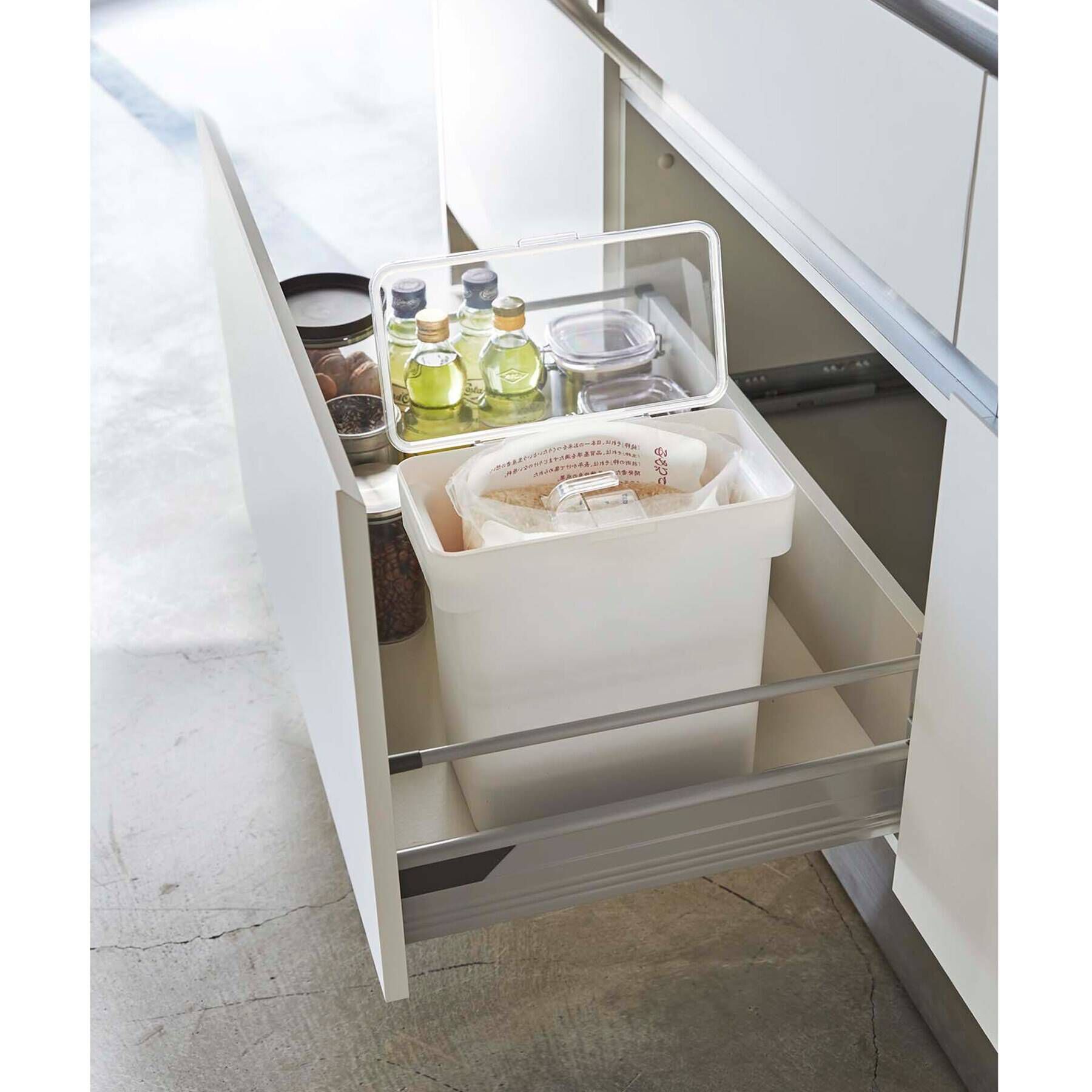 212 KITCHEN STORE「密閉袋ゴト米ビツ 5kg 計量カップ付き 山崎実業 ＜tower タワー＞」|食器・キッチングッズ|