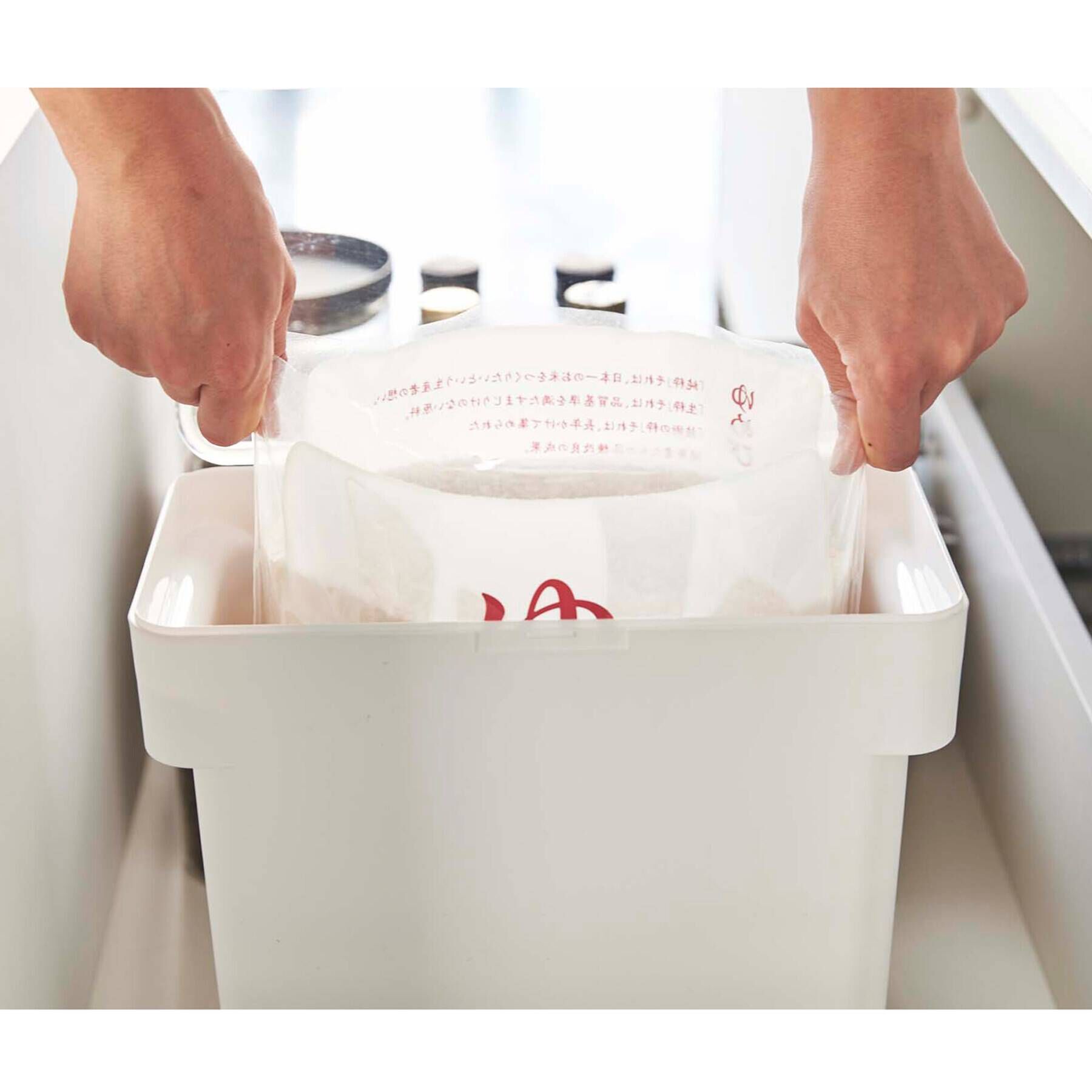 212 KITCHEN STORE「密閉袋ゴト米ビツ 5kg 計量カップ付き 山崎実業 ＜tower タワー＞」|食器・キッチングッズ|