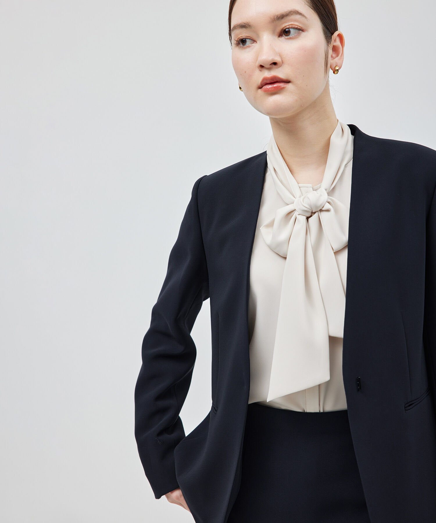 ROPE「トリアセテートダブルクロスVネックジャケット【セレモニー/通勤対応】【洗える】」|ノーカラージャケット|ネイビー(40)