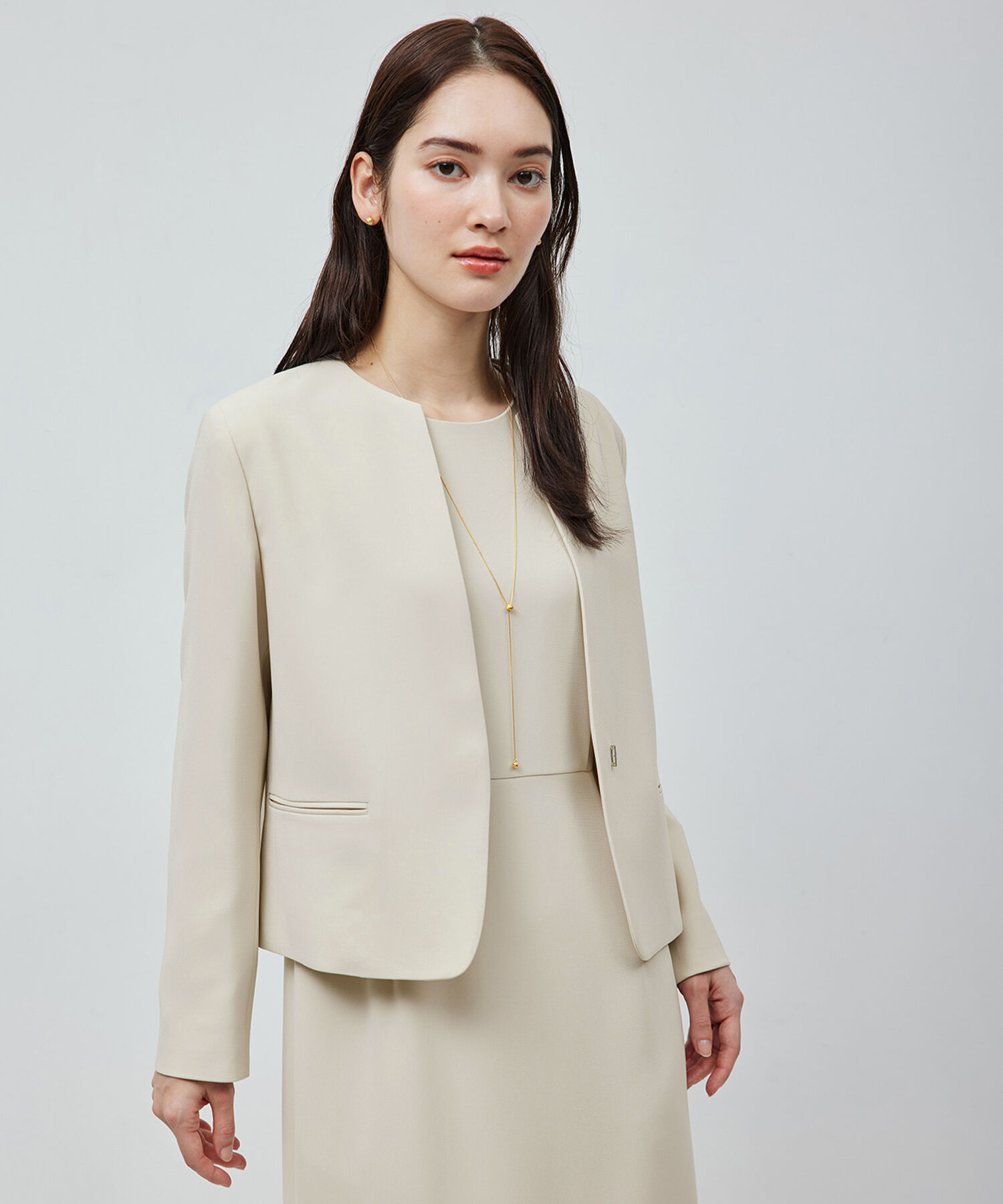 ROPE「トリアセテートダブルクロス クルーネックジャケット【セレモニー/通勤対応】【洗える】」|ノーカラージャケット|ベージュ(27)